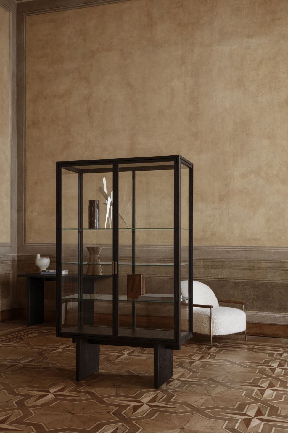 Private Vitrine placage en chêne teinté clair Gubi