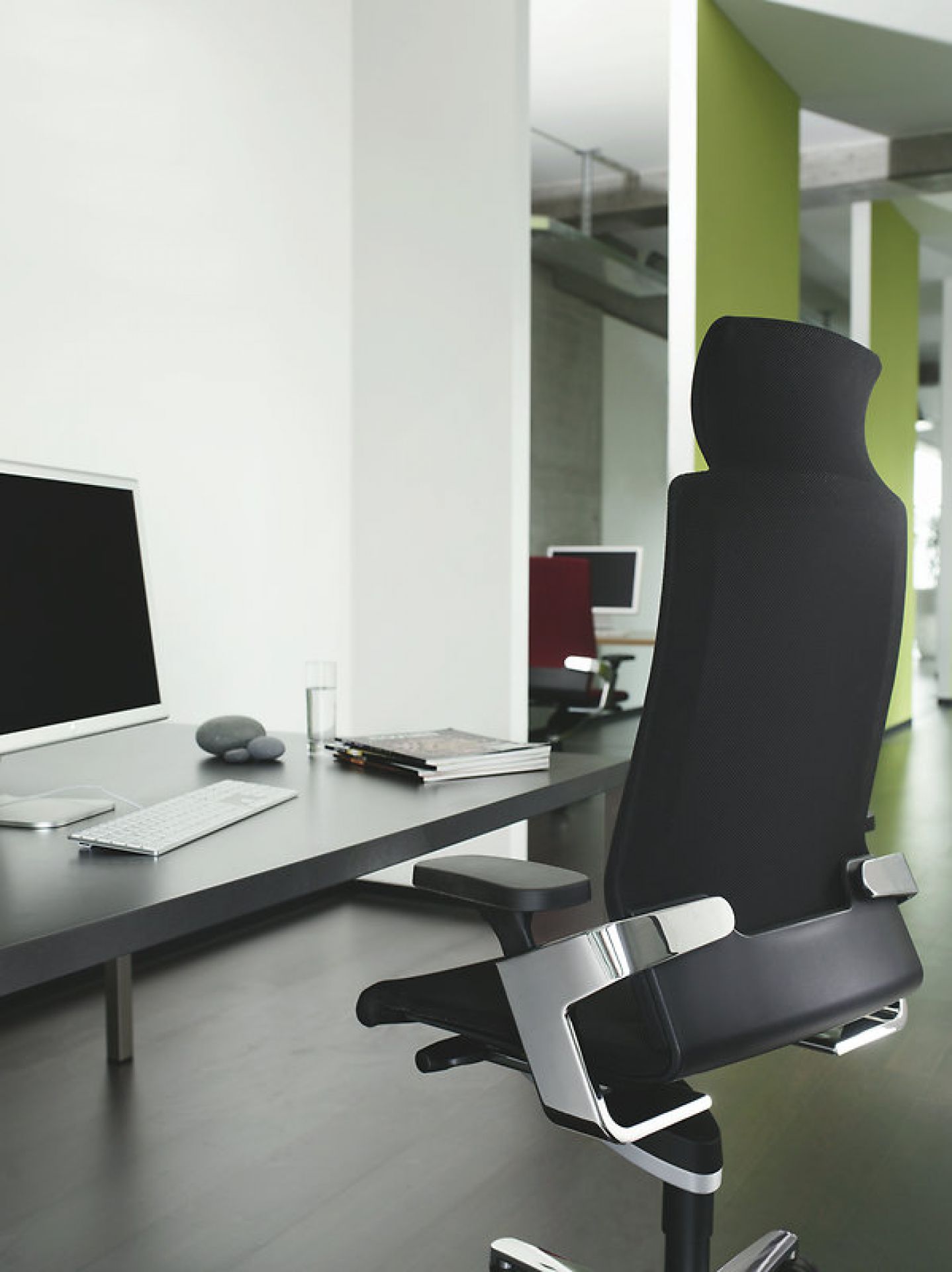 Schwarzer ON Drehstuhl von Wilkhahn mit hoher Rückenlehne im modernen Büro, ergonomischer Bürostuhl.