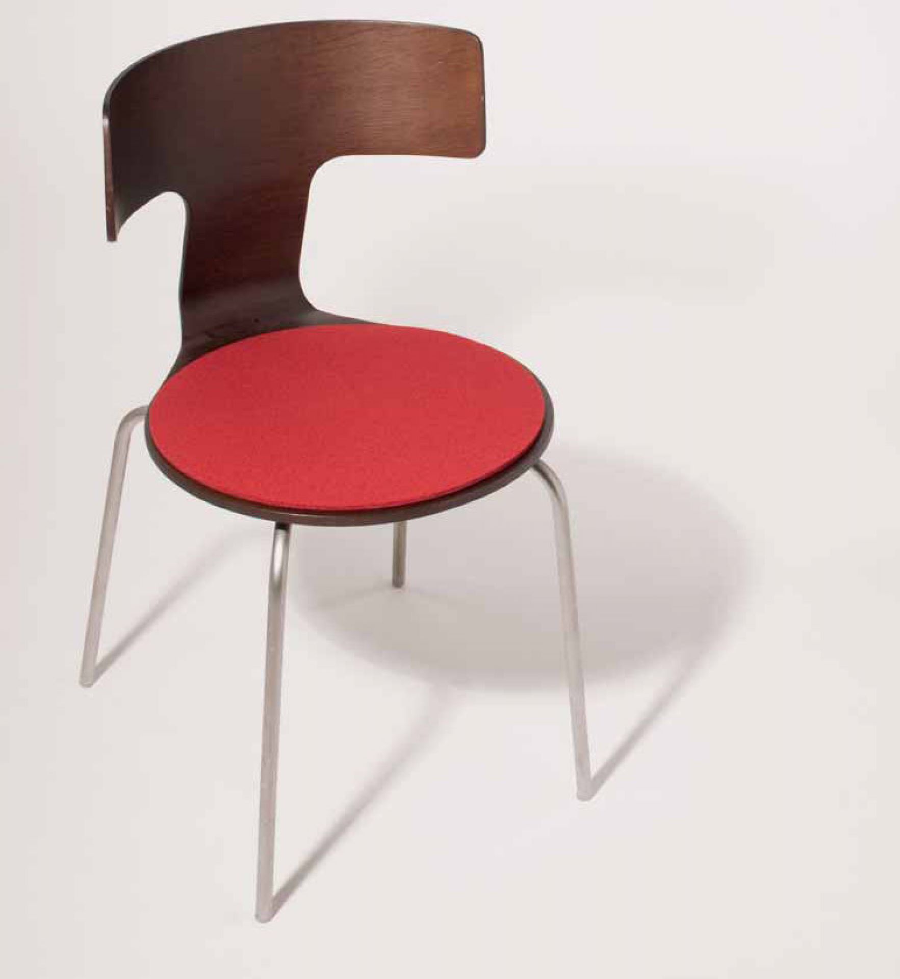 Roter Filz Sitzauflage für Fedra Stuhl von Leonardo Rossano, Parkhaus Berlin. Bequeme Stuhlauflage.