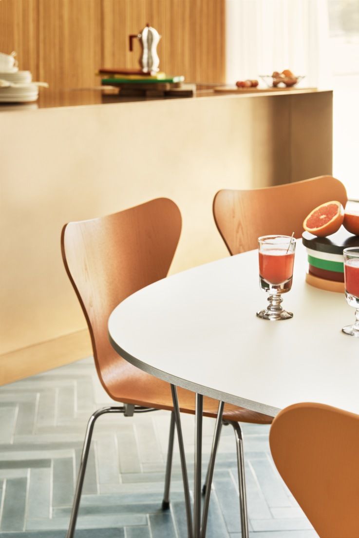 Série de tables Super Elliptique Fritz Hansen