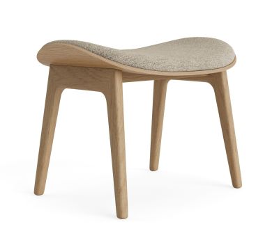 NORR11 Elephant Ottoman Hocker aus Eichenholz mit beigem Stoffbezug, modernes Möbeldesign.