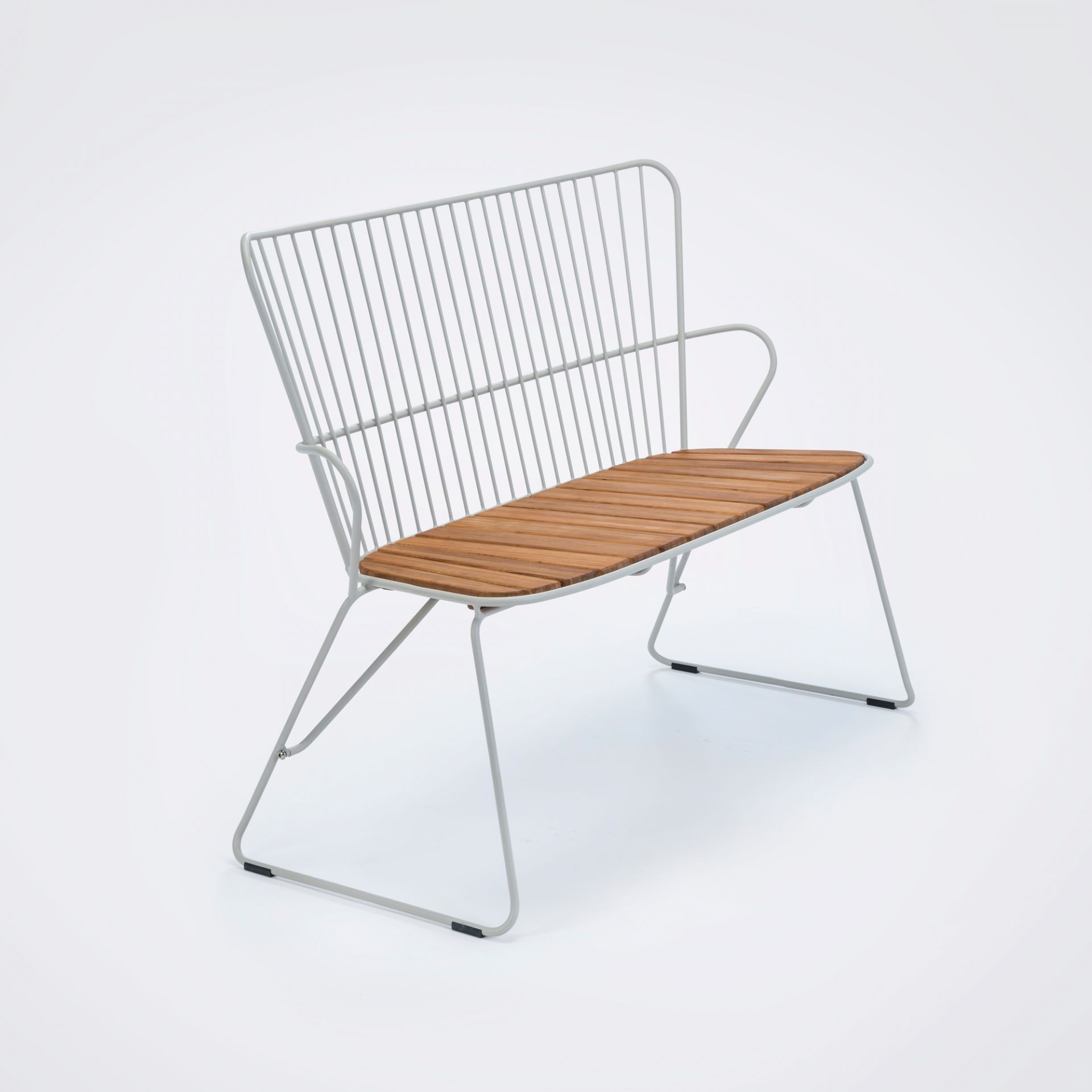 Weiße Paon Gartenbank von Houe mit Holzlatten-Sitzfläche für den Außenbereich.