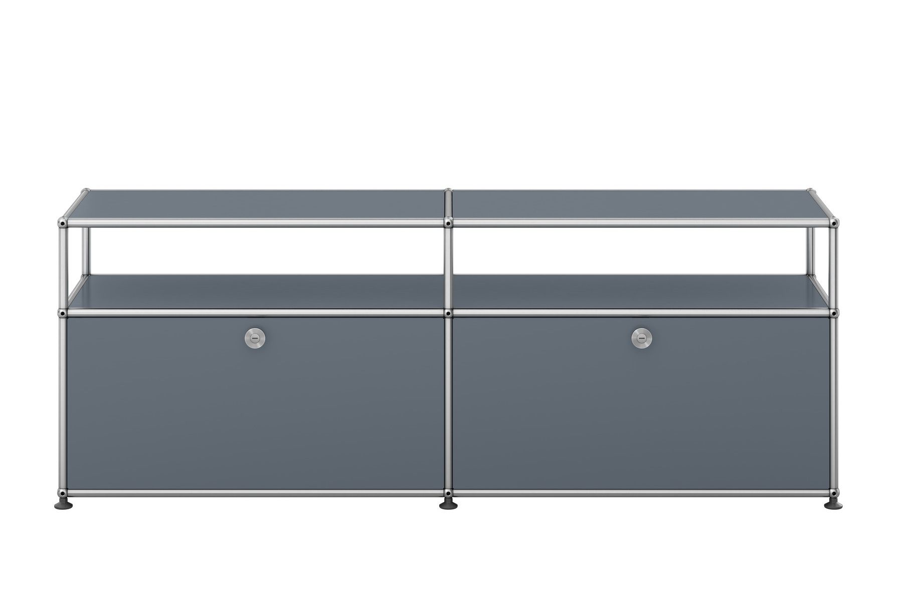 USM Haller Sideboard in Mittelgrau mit zwei abschließbaren Fächern und offenen Regalen.