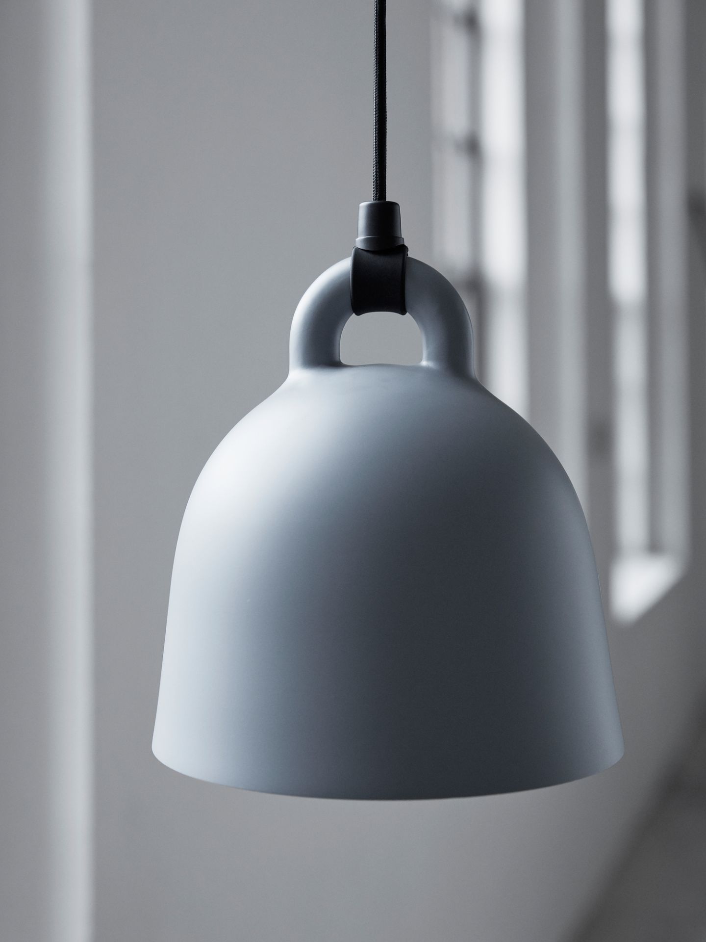 Graue Bell Lamp Hängeleuchte von Normann Copenhagen, moderne Pendelleuchte für Wohnzimmer und Esszimmer.
