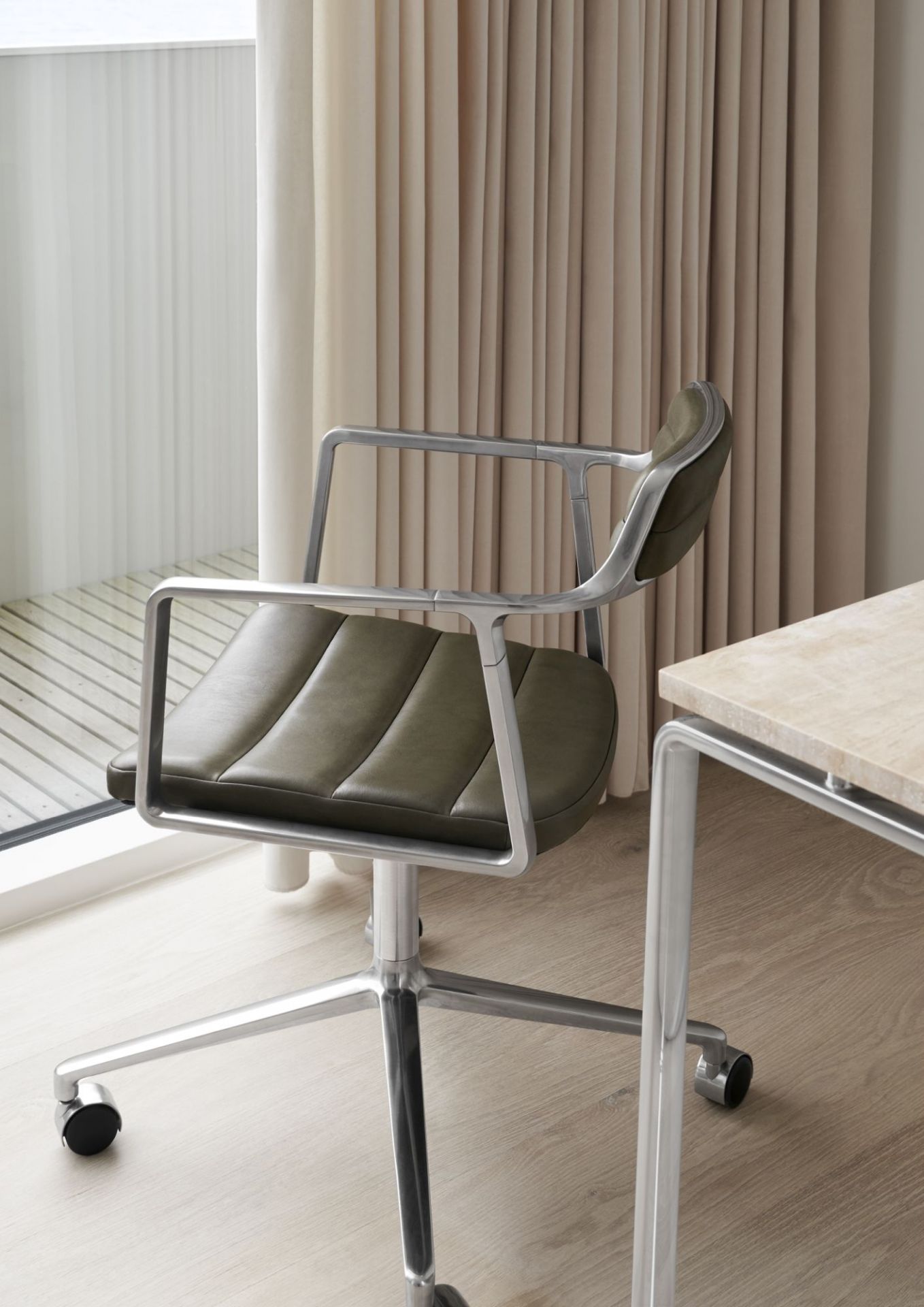VIPP452 Swivel Chaise avec patins cuir vert Vipp VIPP452 Swivel Chaise avec patins cuir vert Vipp