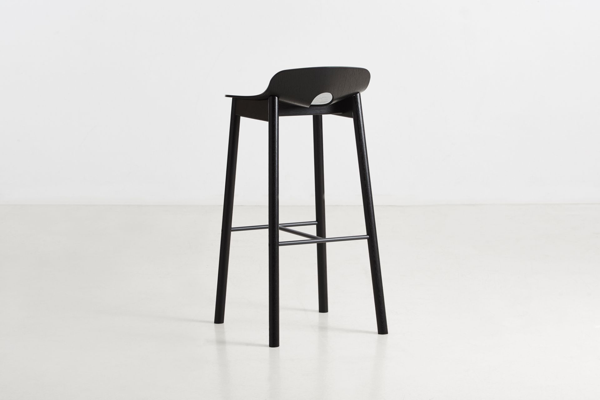 Mono Tabouret de Bar Cendre Laquée Noir Woud
