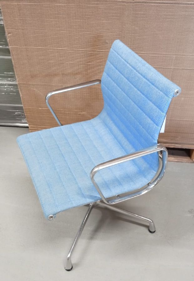 Chaise en aluminium EA 103 / Chaise EA103 BLEU/IVFINE Vitra MEUBLE D'EXPOSITION / MEUBLES D'OCCASION