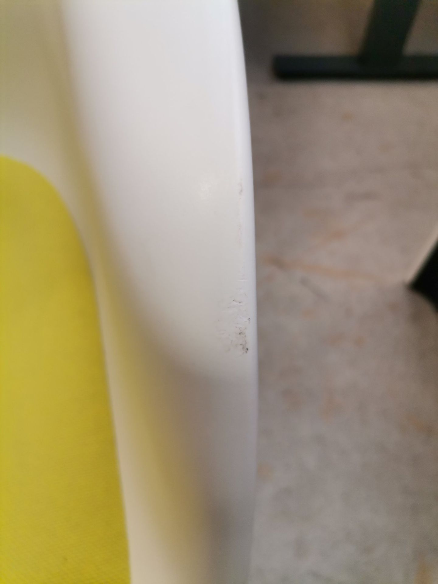 Eames Plastic Arm Chair DAR chaise avec coussin d'assise Vert / Jaune Vitra OBJECTS IMPARFAITS