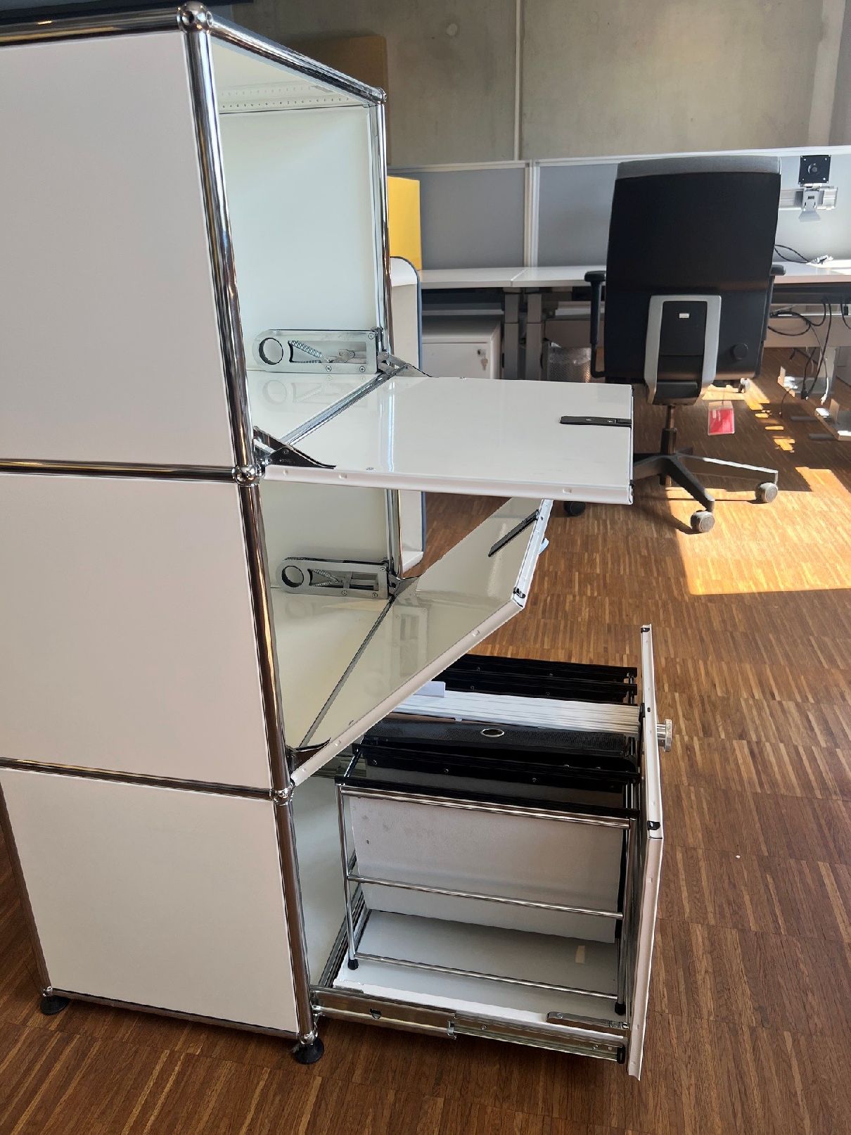 Buffet haut USM Haller avec 2 portes à charnières en haut/au milieu et 1 porte coulissante avec rangement suspendu en bas  blanc pur modèle d'exposition/meuble d'occasion 