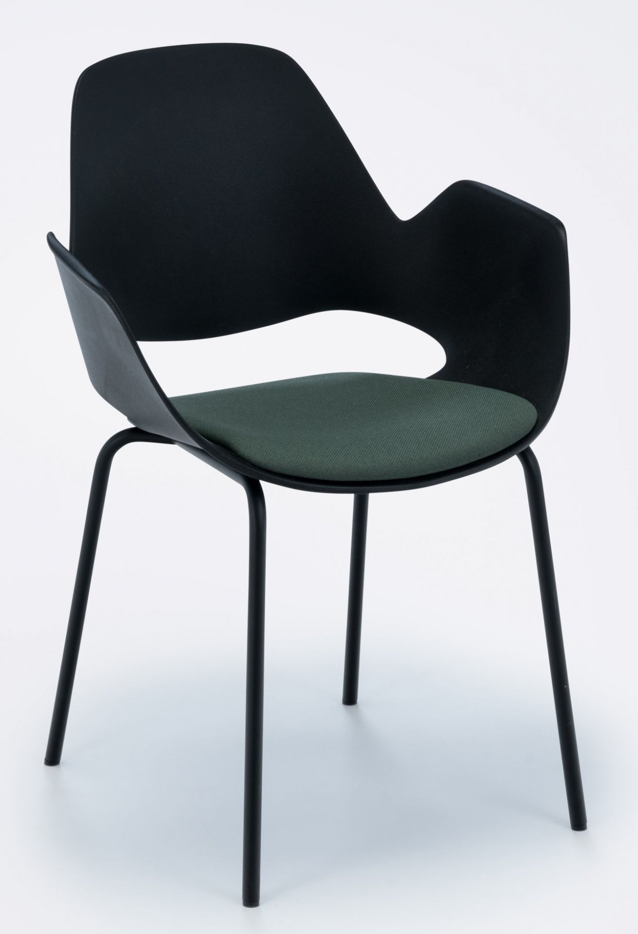 Falk Chaise avec accoudoirs Pieds en métal laqué époxy noir Houe