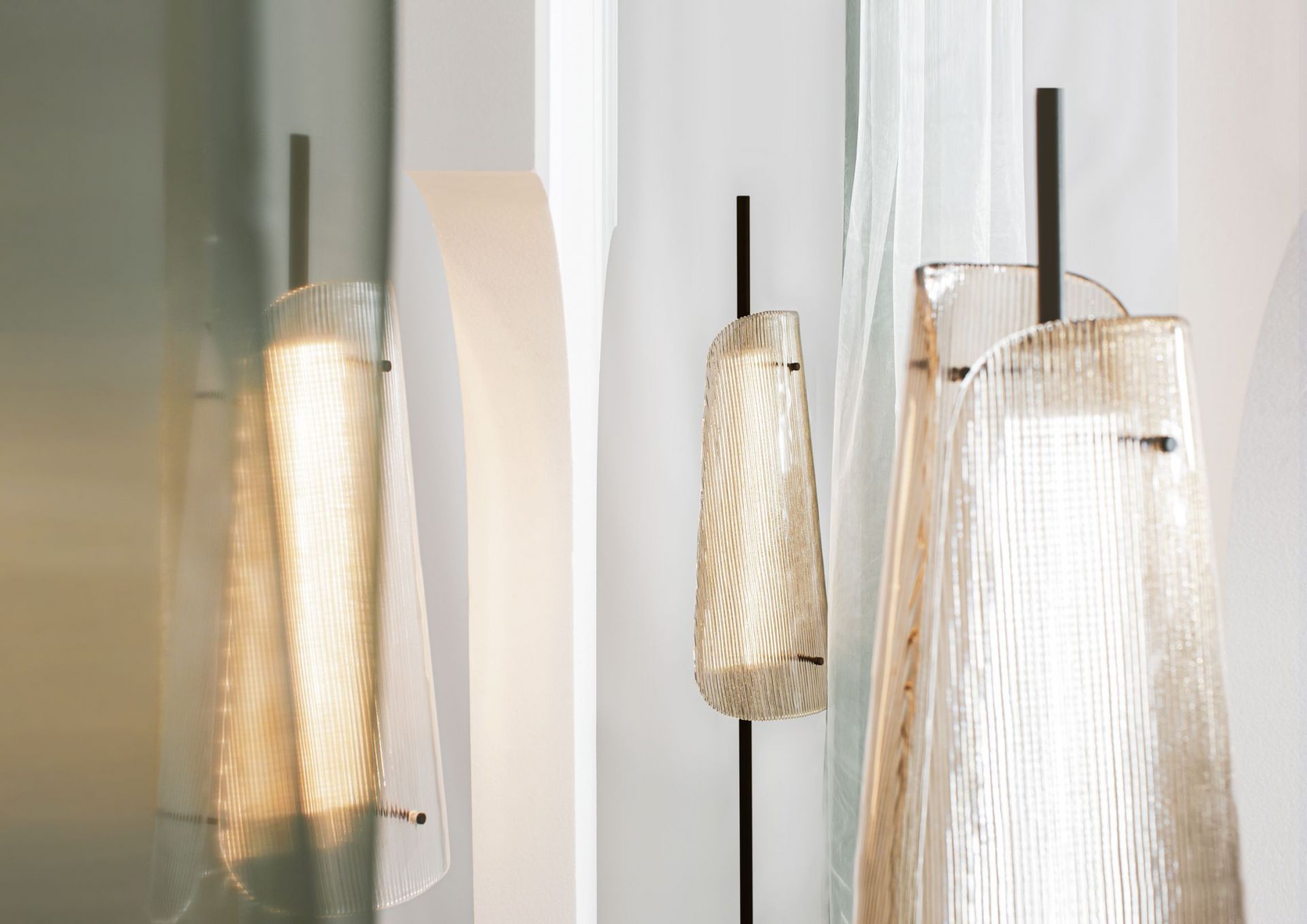Bent Two Lampadaire transparent/ noir avec LED fixe 1600lm Pulpo