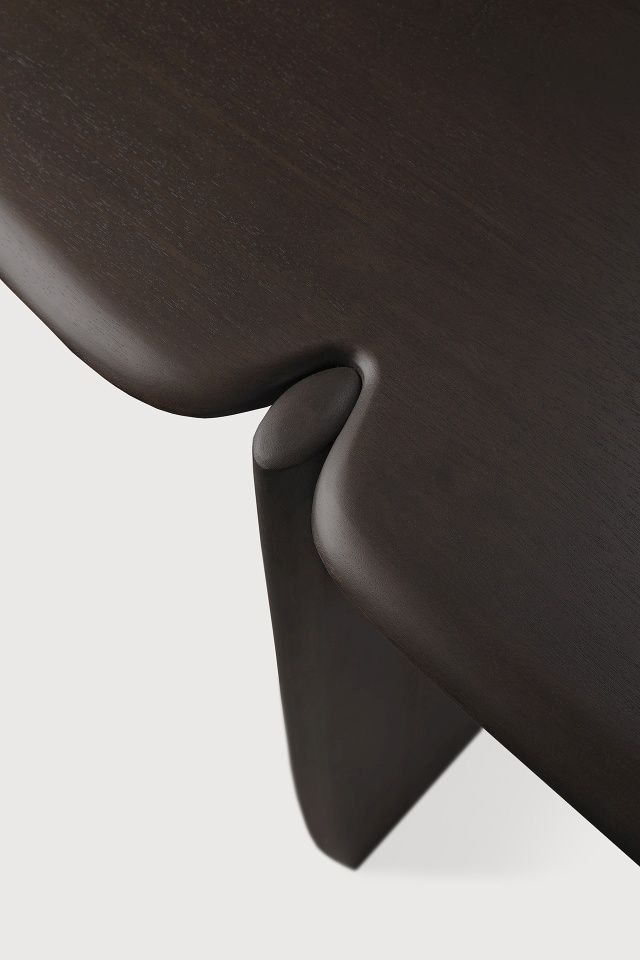 Detailaufnahme der Ethnicraft PI Konsole in Mahagoni dunkelbraun, zeigt die elegante Holzverarbeitung.