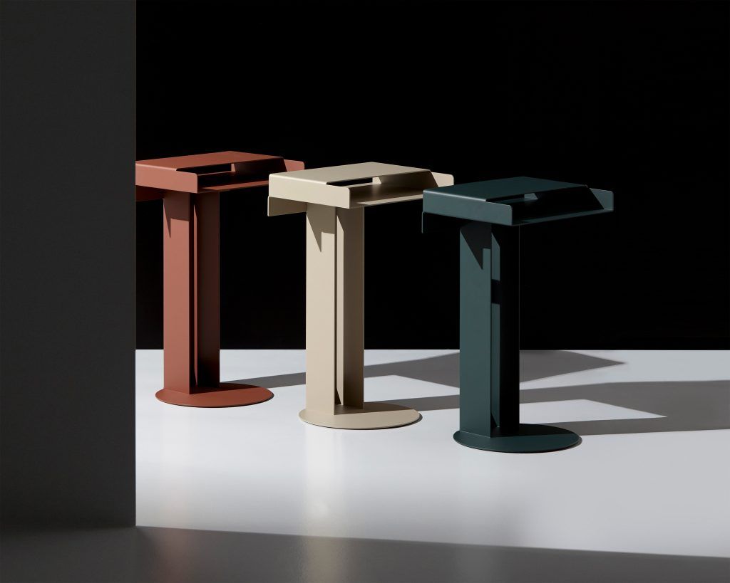 Drei farbige Meta Side Table Beistelltische von New Tendency auf weißem Grund vor schwarzem Hintergrund.