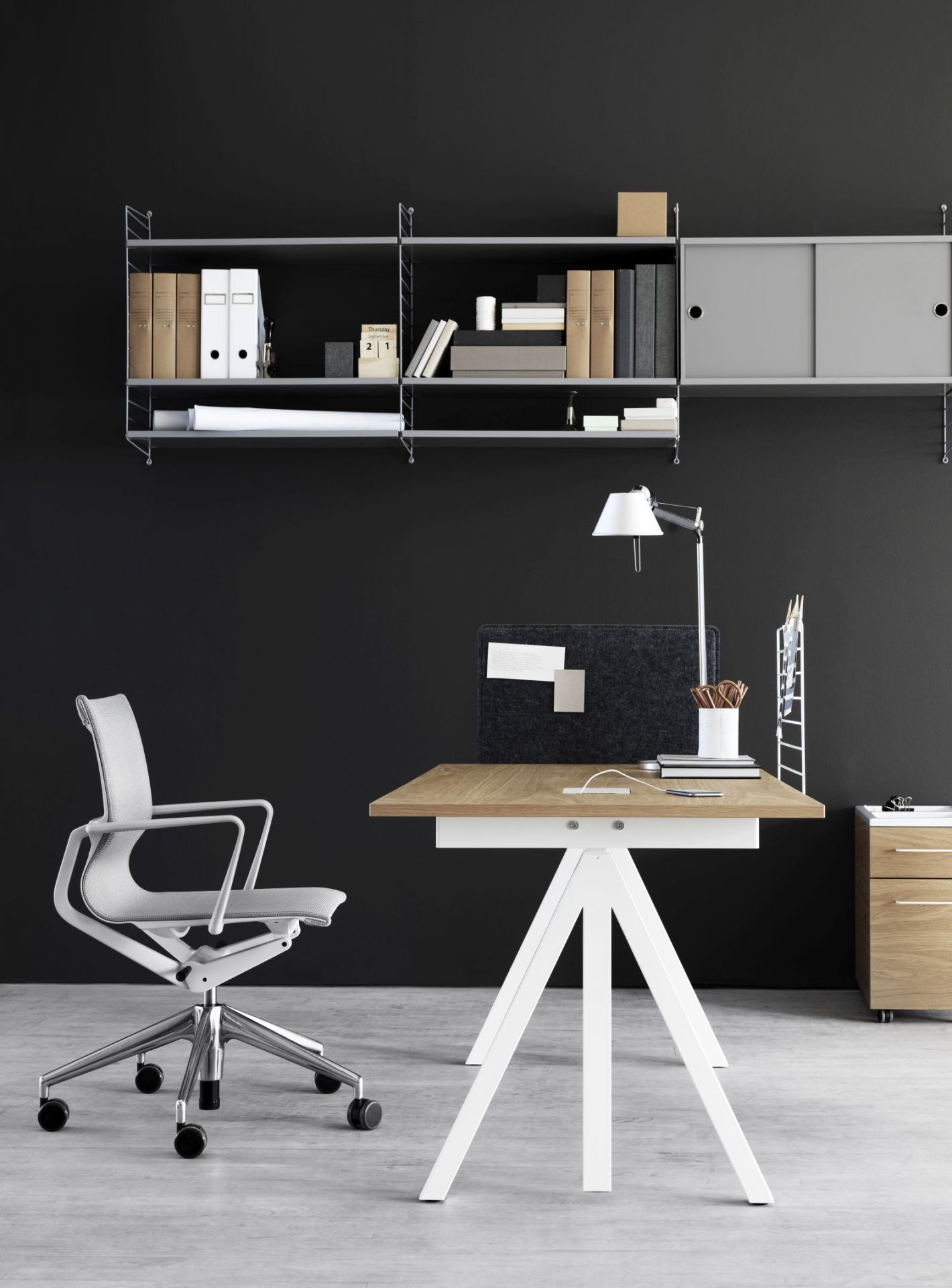 Bureau réglable en hauteur String Furniture Chêne