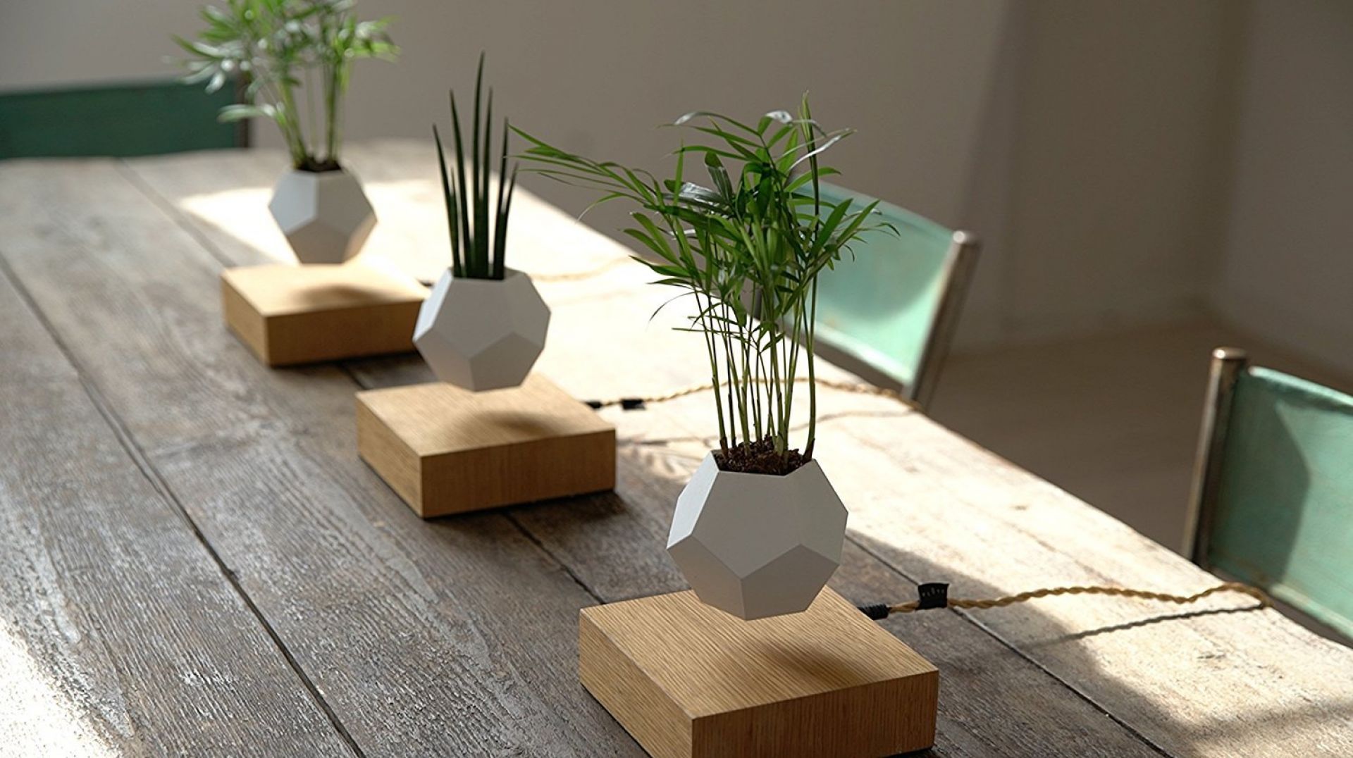Lyfe vase flottant PIED AHRON NOIR / POT BLANC Klein & More PIÈCE UNIQUE