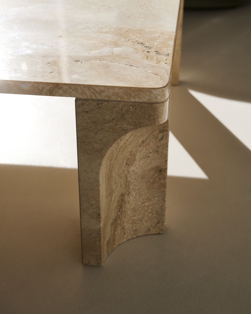 Doric Table basse carrée Travertin blanc Gubi