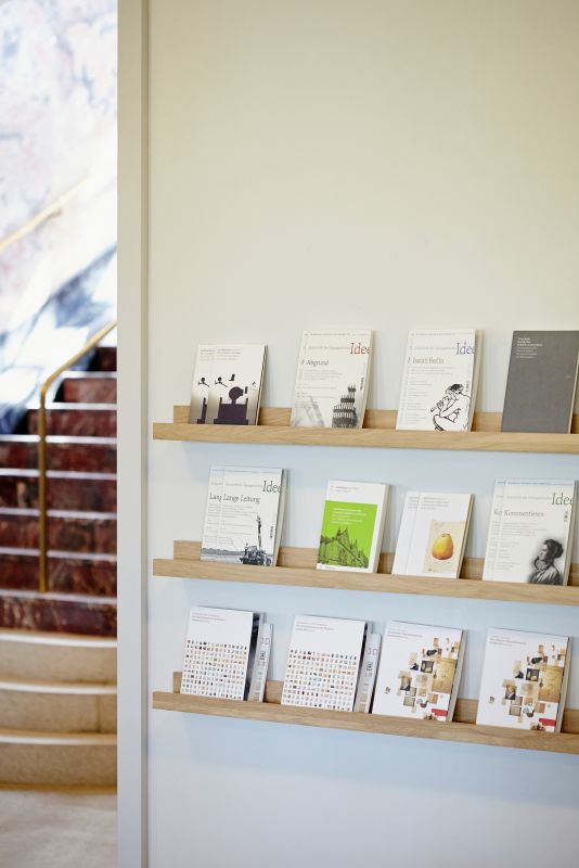 Ell Wandregal von Jan Kurtz, Bücherregal aus Holz, modernes Design, für Wohnzimmer oder Büro.