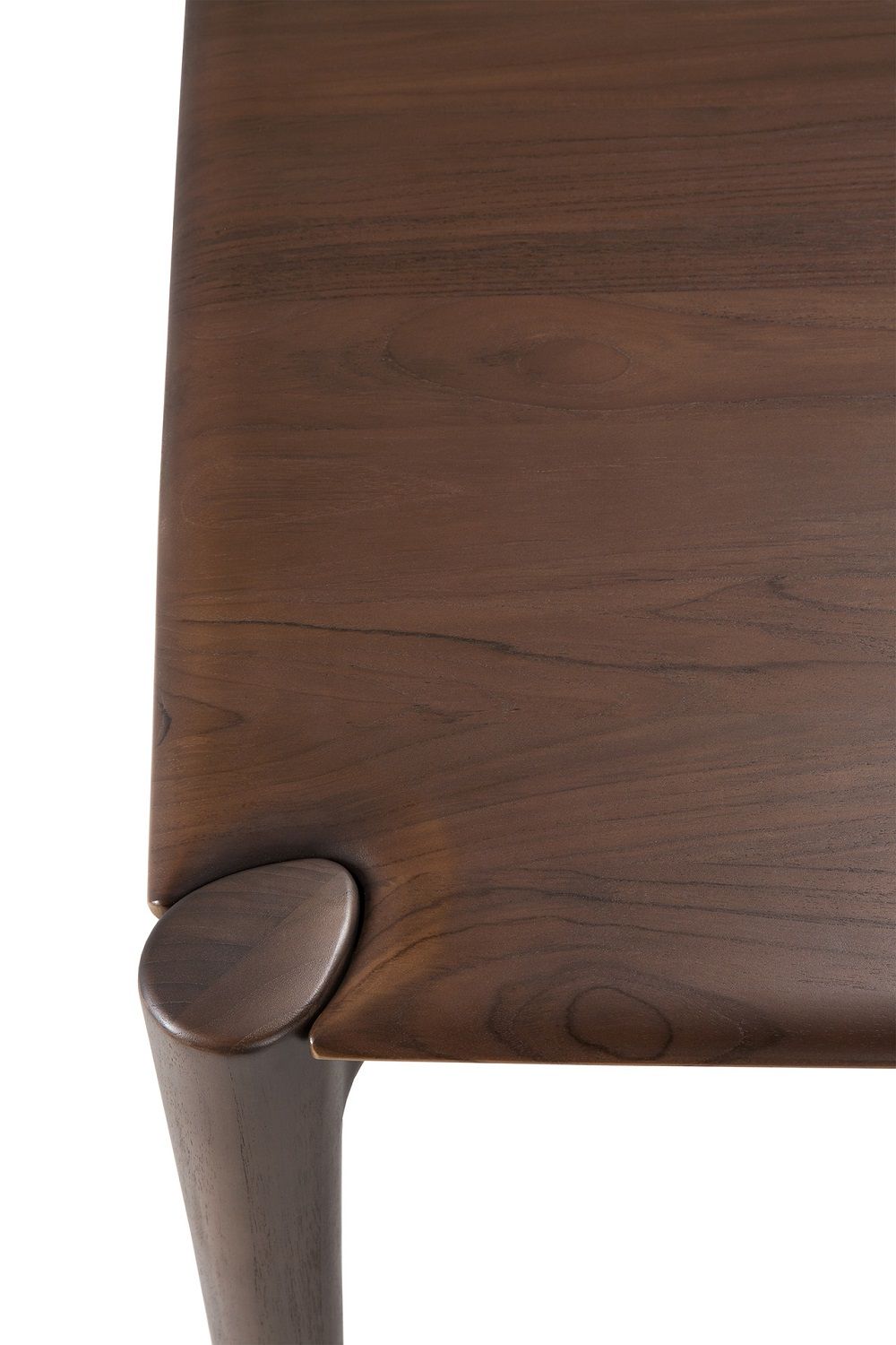Detailaufnahme: Dunkelbrauner Teak Esstisch, rechteckig, mit abgerundeten Kanten und Holzmaserung.