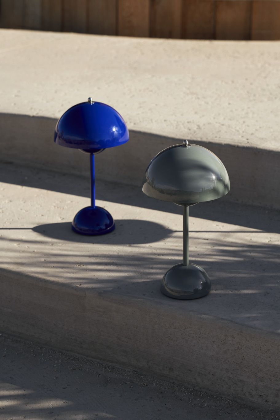 Flowerpot VP9 Portable Lampe à batterie / Lampe de table avec USB AndTradition Bleu cobalt