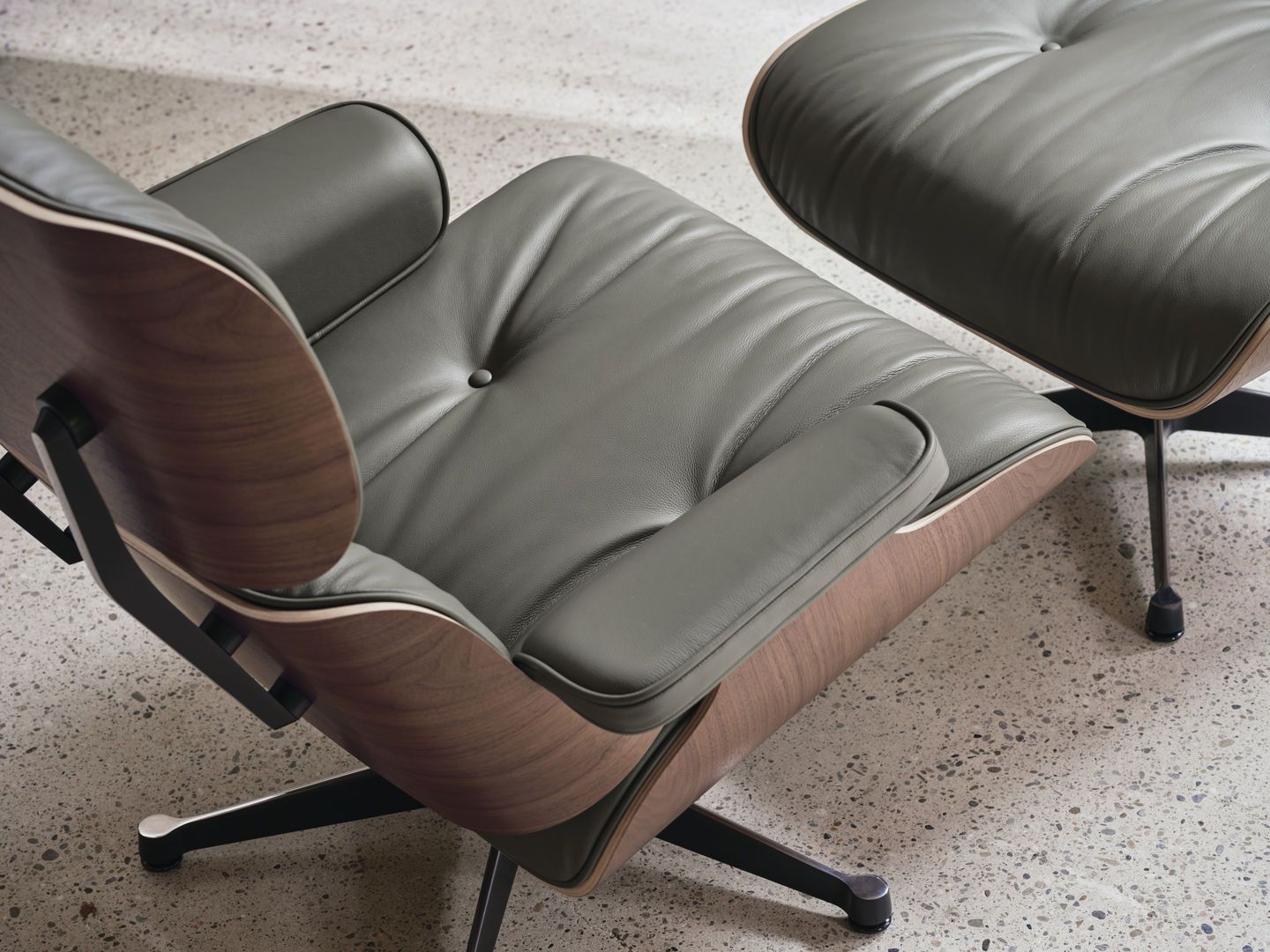 Eames Lounge Chair & Ottoman Armchair CONFIGURATEUR Cuir Premium F / Cuir Natural Vitra
