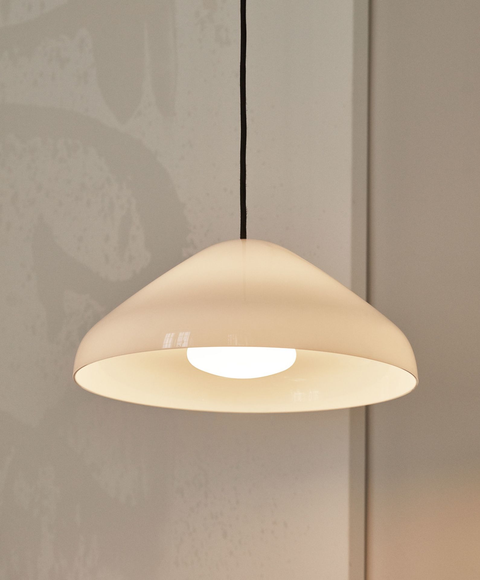 Pao Glass Pendant 350 luminaire suspendu Hay