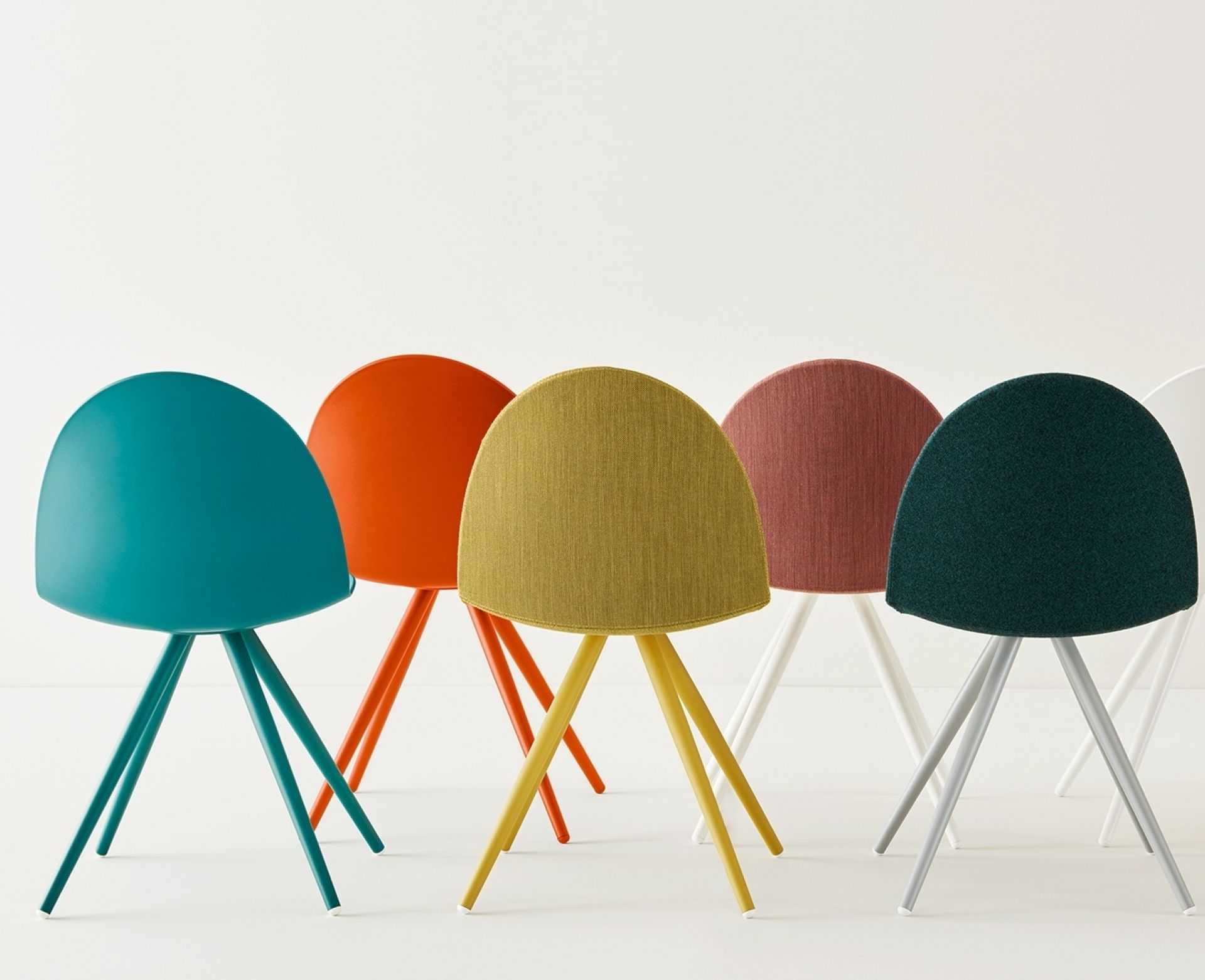 Mehrere farbige Camel Stühle von Segis, moderne Sitzmöbel für Büro und Wohnbereich.