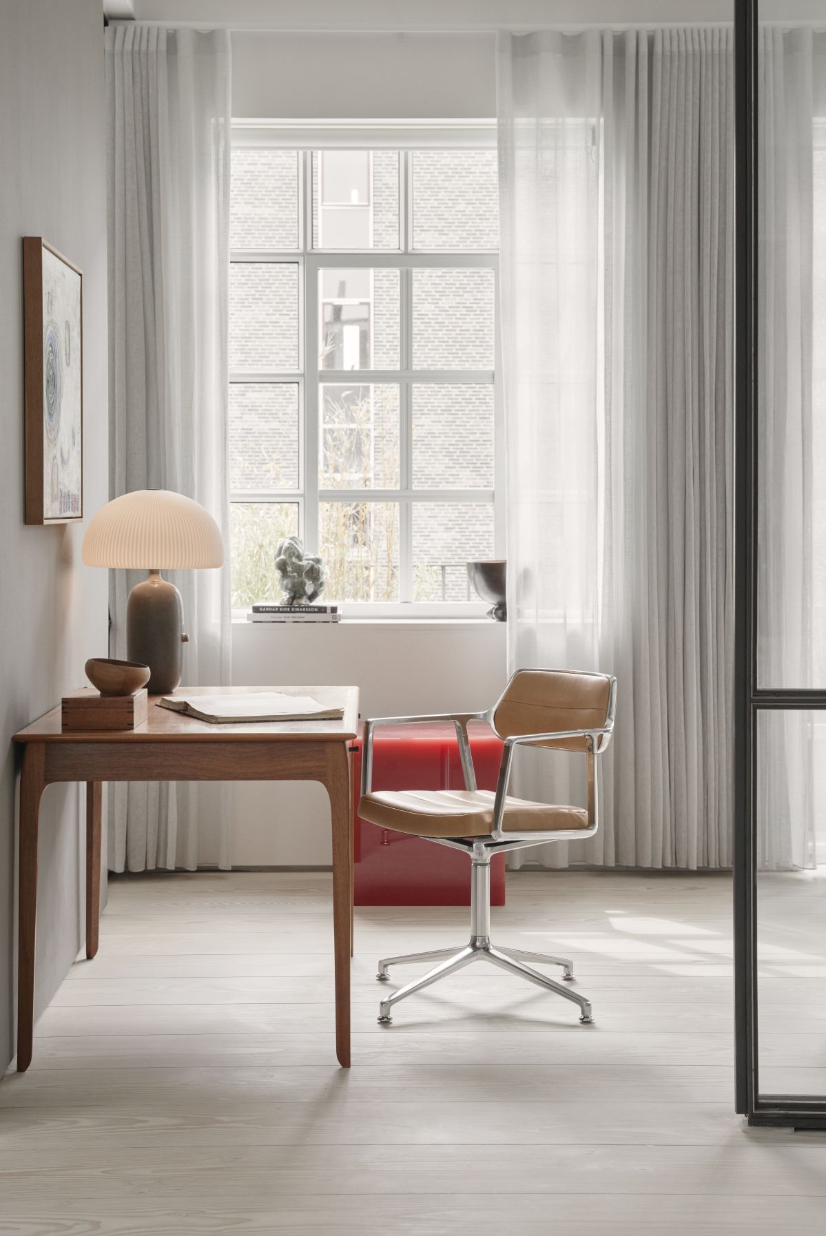 Fauteuil pivotant Vipp 453 / Vipp453, revêtement textile sable foncé, structure en aluminium poli avec roulettes. Vipp OFFREN SPECIALE