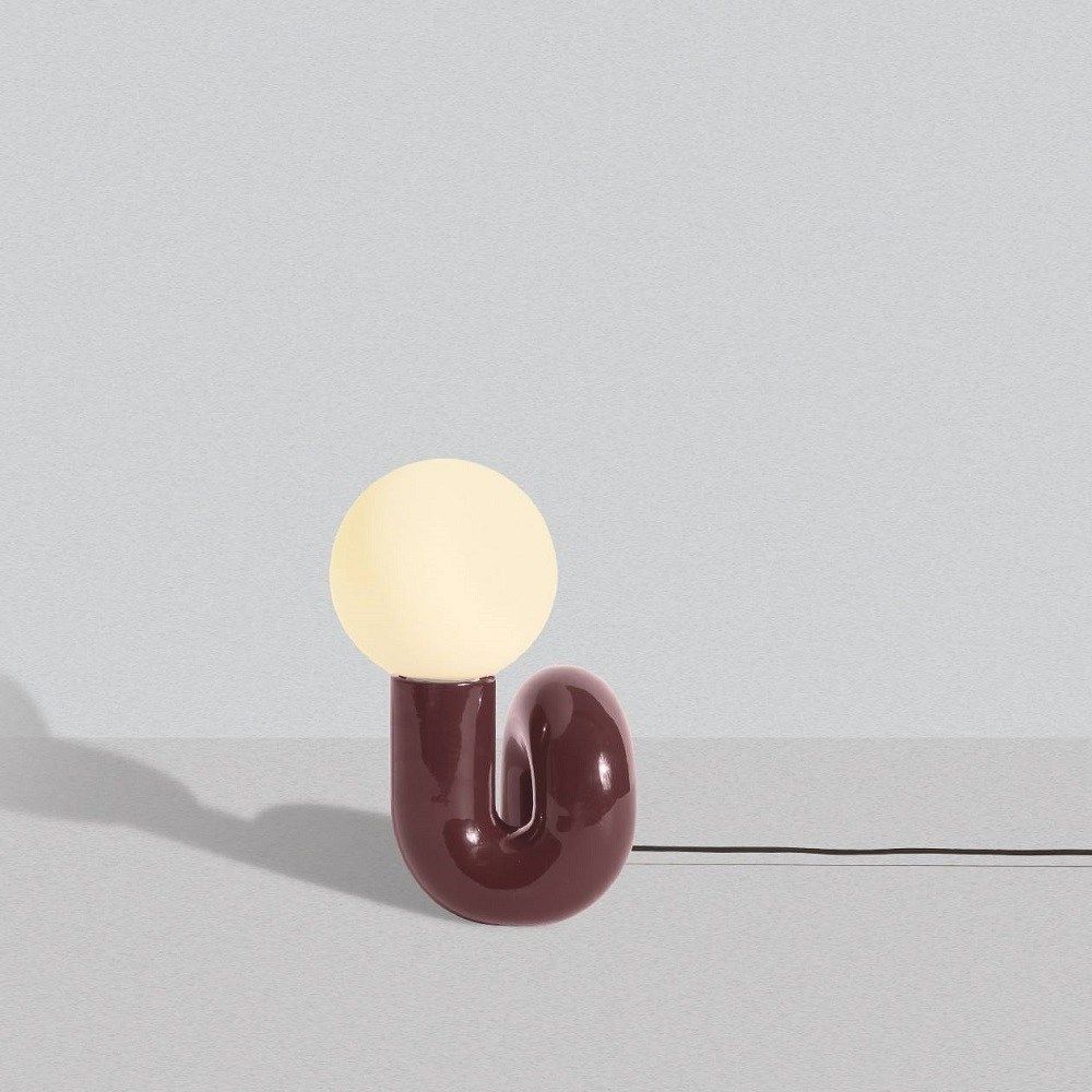Neotenic Tischleuchte klein von Petite Friture, moderne Lampe in Braun mit runder Glühbirne.