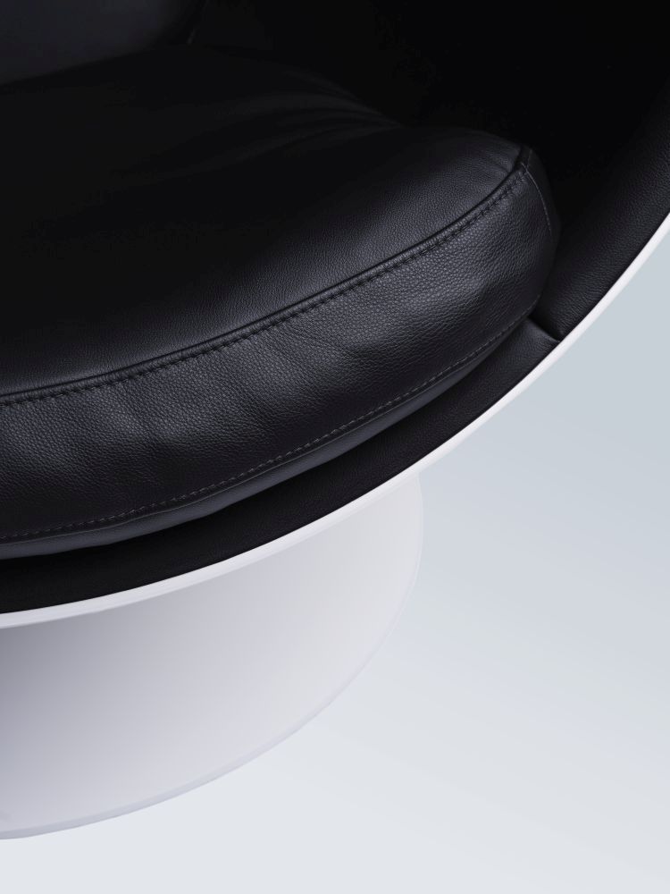 The Leather Ball Chair Fauteuil en cuir noir Eero Aarnio Originals