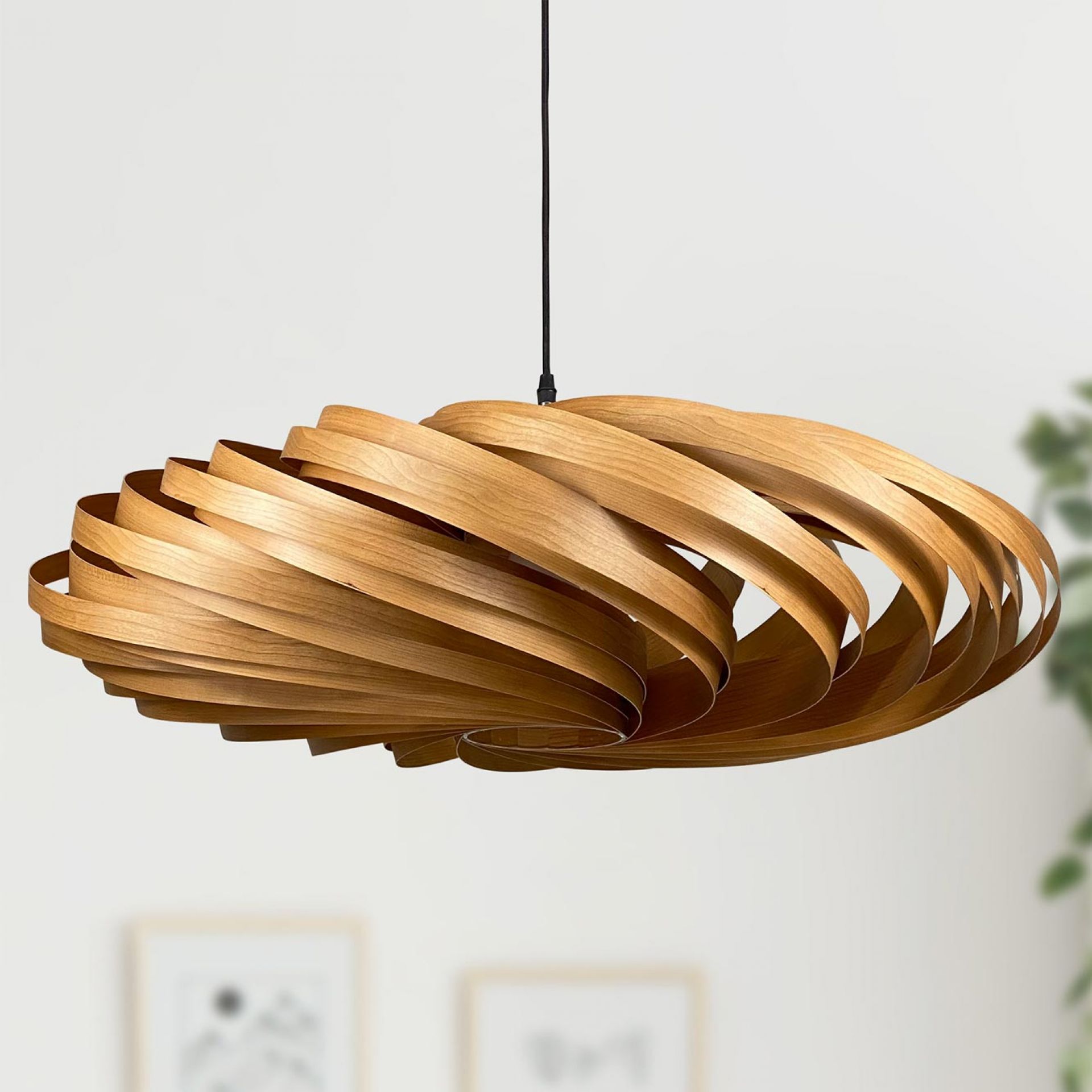 Veneria Hängeleuchte aus Kirschbaumholz, moderne Holzlampe mit spiralförmigem Design für Wohnzimmer und Esszimmer.