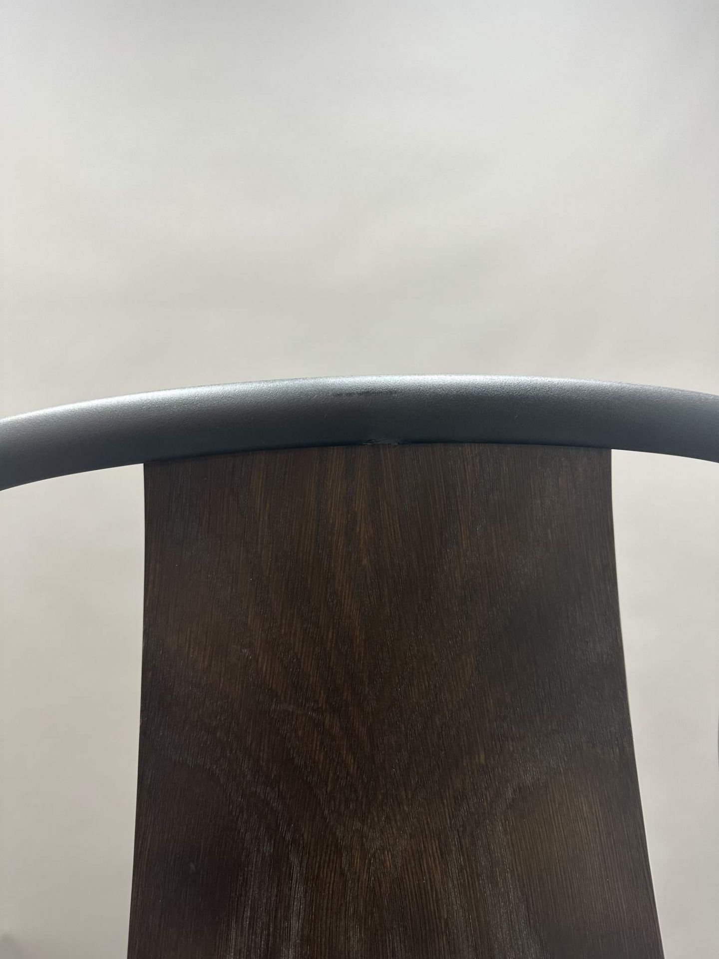 Belleville Armchair Wood chaise TABLEAU NOIR PROFOND / SIÈGE CHÊNE FONCÉ Vitra EXEMPLE DE MANIÈRE