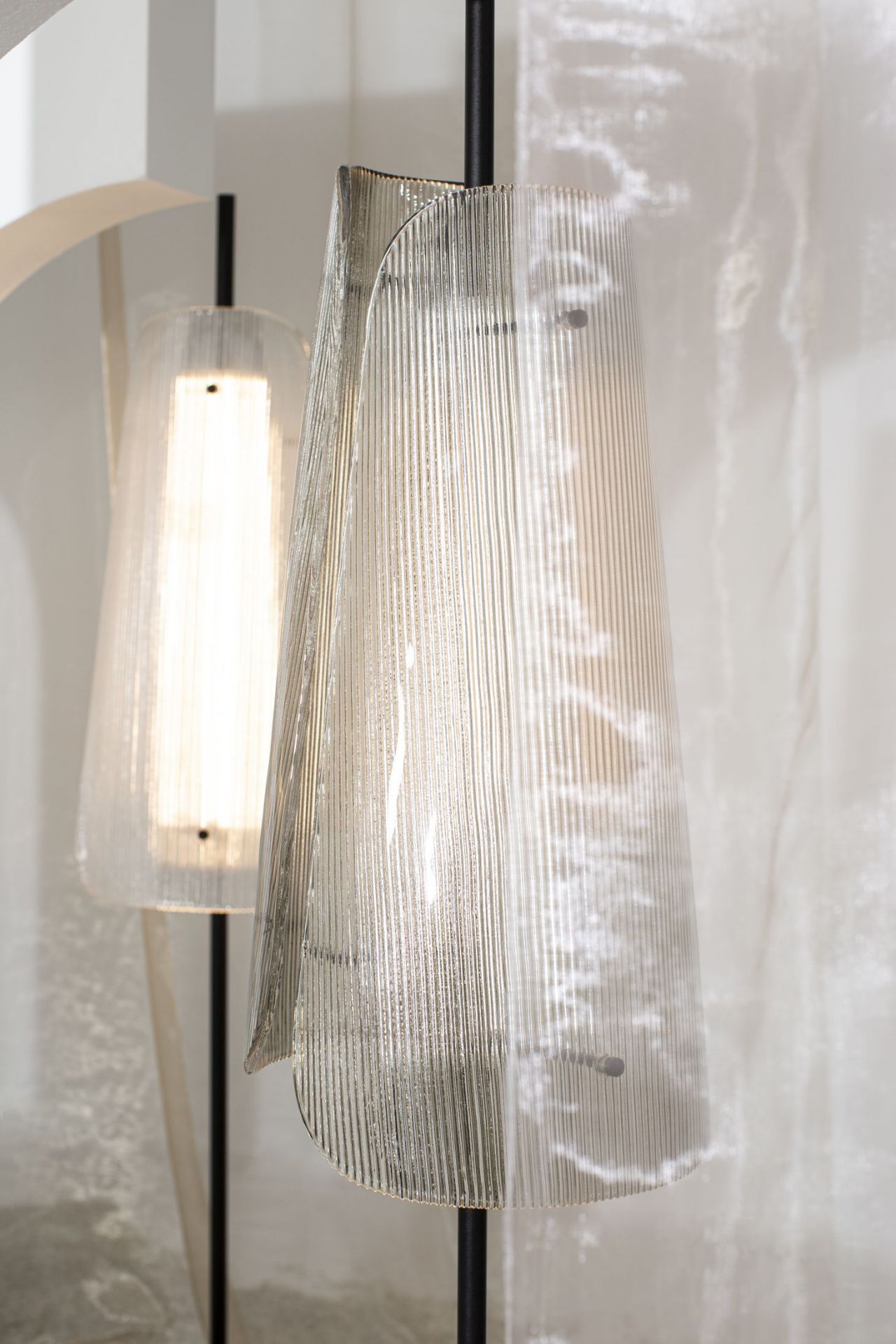 Bent Two Lampadaire transparent/ noir avec LED fixe 1600lm Pulpo