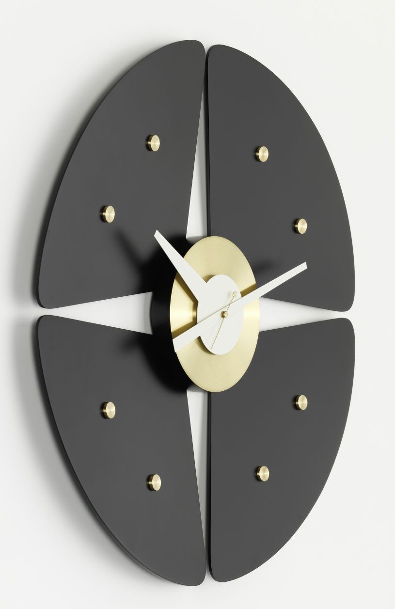 Petal Clock Wanduhr: Schwarze Design Wanduhr mit goldenem Ziffernblatt und weißen Zeigern.