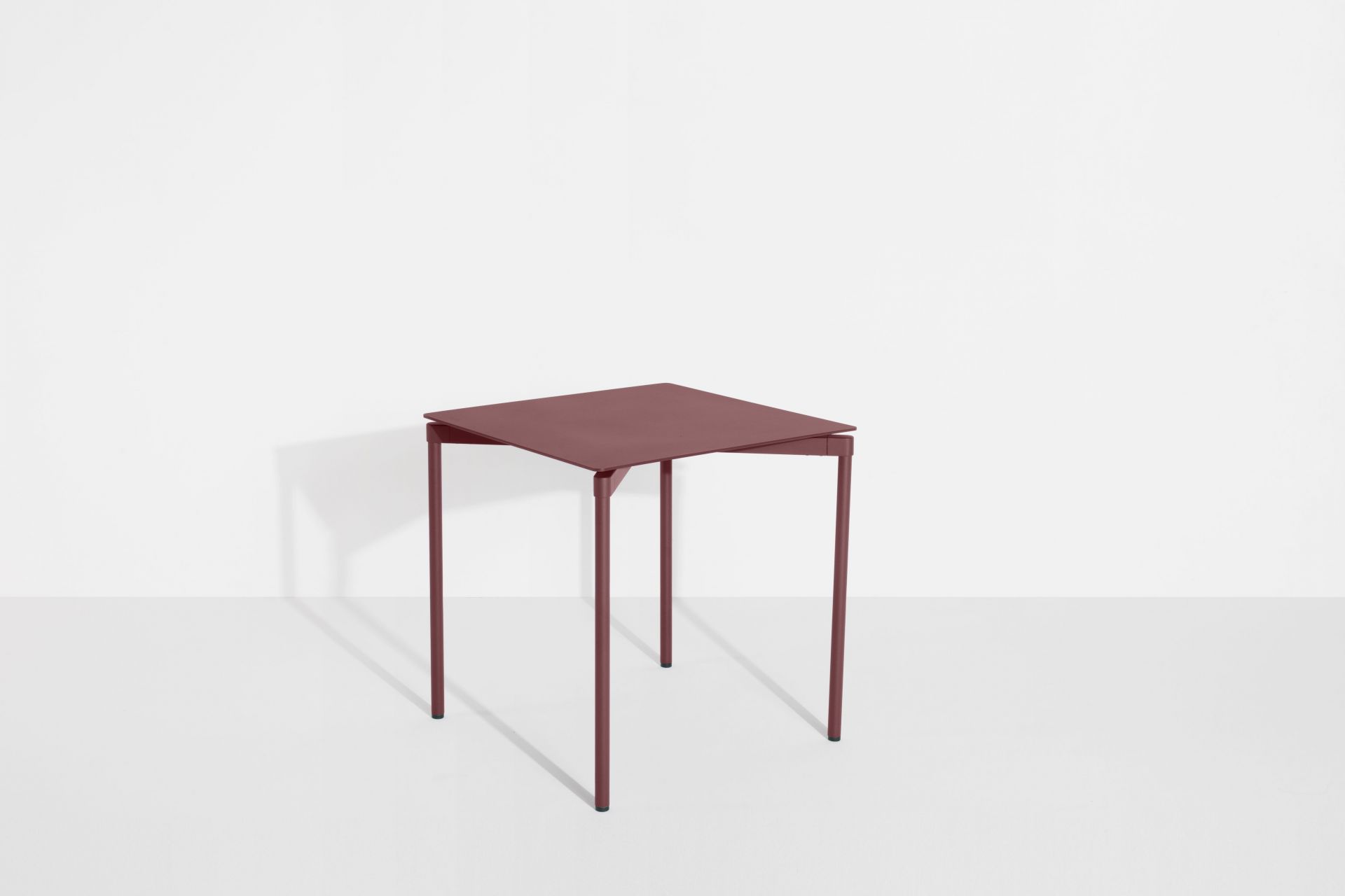 Quadratischer Fromme Esstisch von Petite Friture in Braunrot, minimalistisches Design für Esszimmer und Küche.