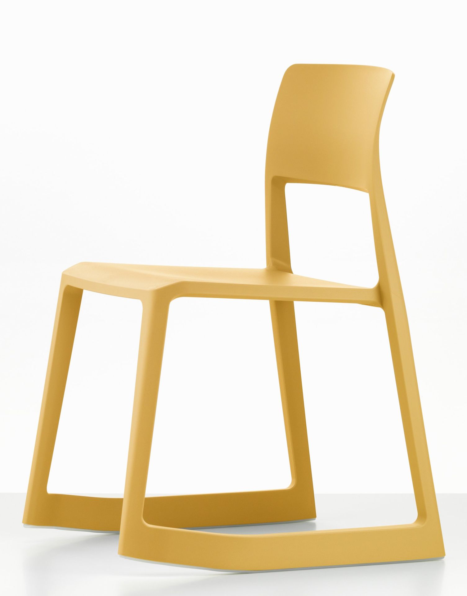 Vitra Tip Ton RE Stuhl in Mango: Moderner Kunststoffstuhl für Büro und Wohnbereich.