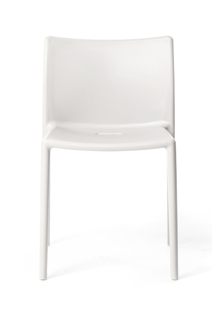 Weißer Magis Air Chair Stuhl für drinnen und draußen, modernes Design, minimalistischer Kunststoffstuhl.