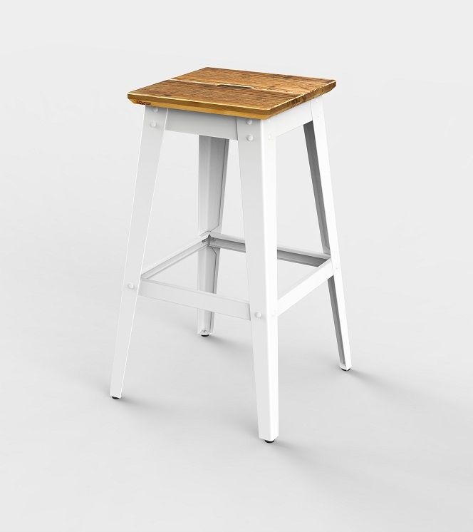 6Grad Barhocker mit weißem Gestell und Sitzfläche aus recyceltem Bauholz. Küchenhocker im Detail.