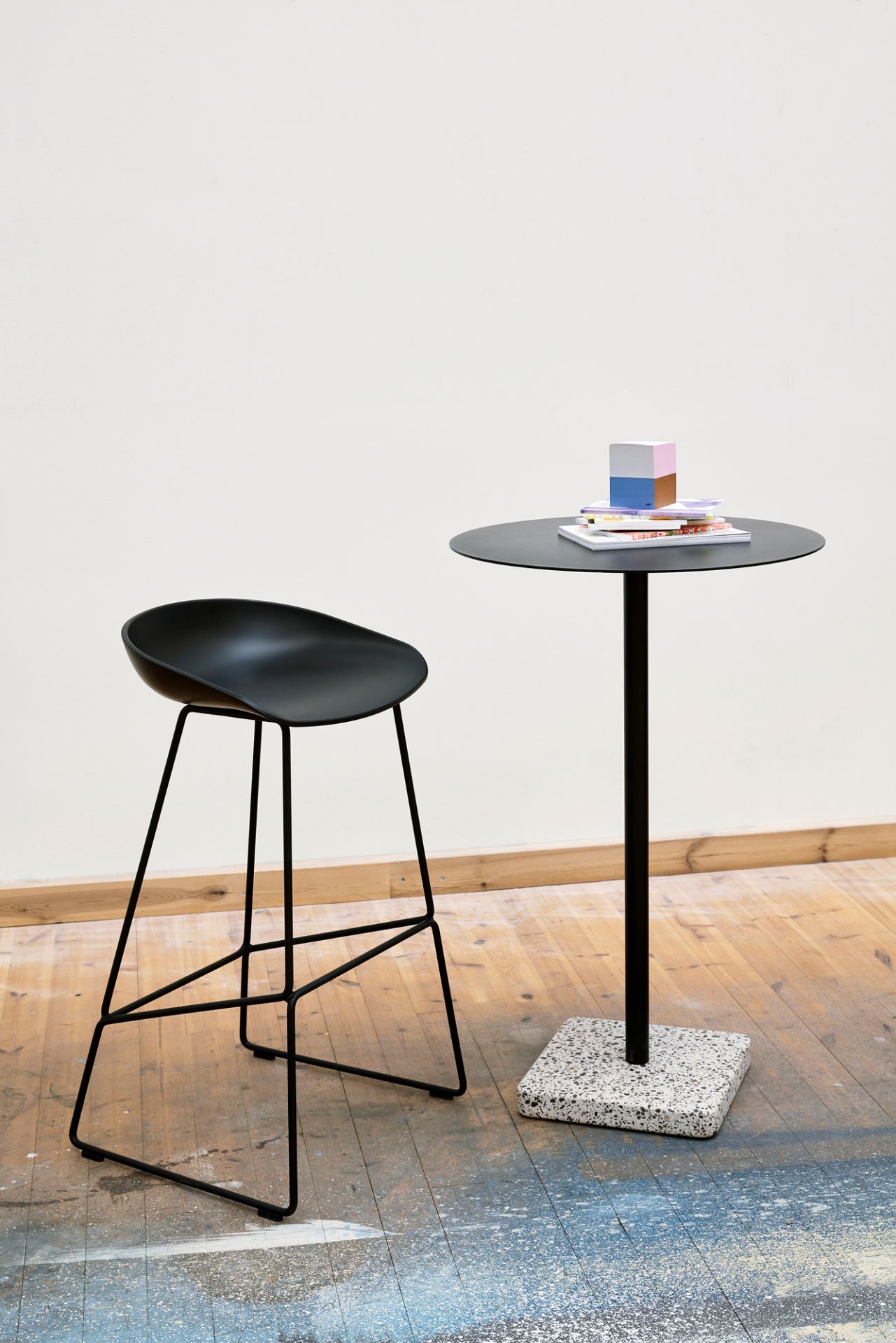 À propos d'un tabouret AAS 38 / AAS38 Tabouret de bar Hay, coque noire / cadre noir, hauteur d'assise 65 cm OFFRE SPECIALE