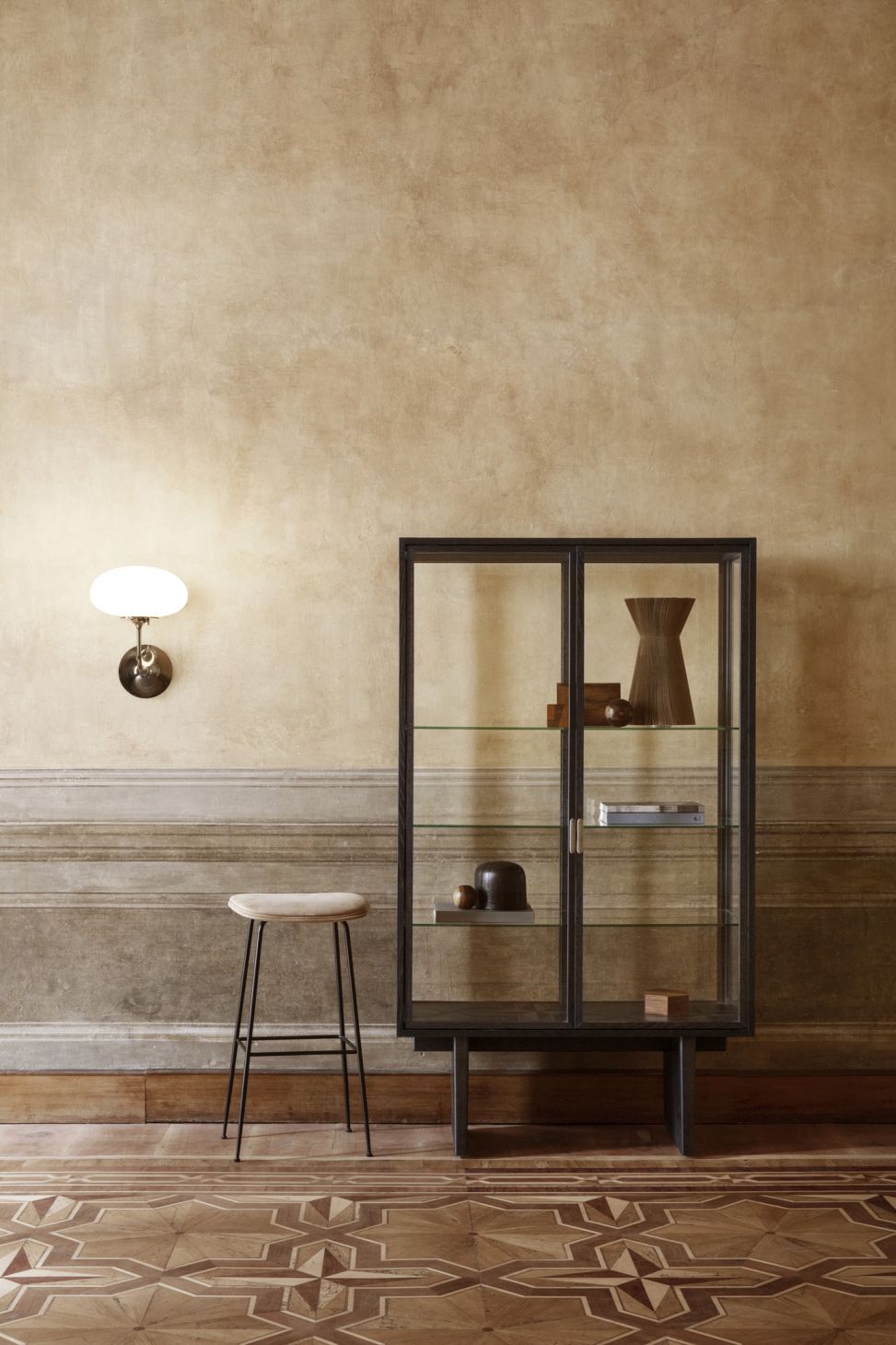 Private Vitrine placage en chêne teinté clair Gubi