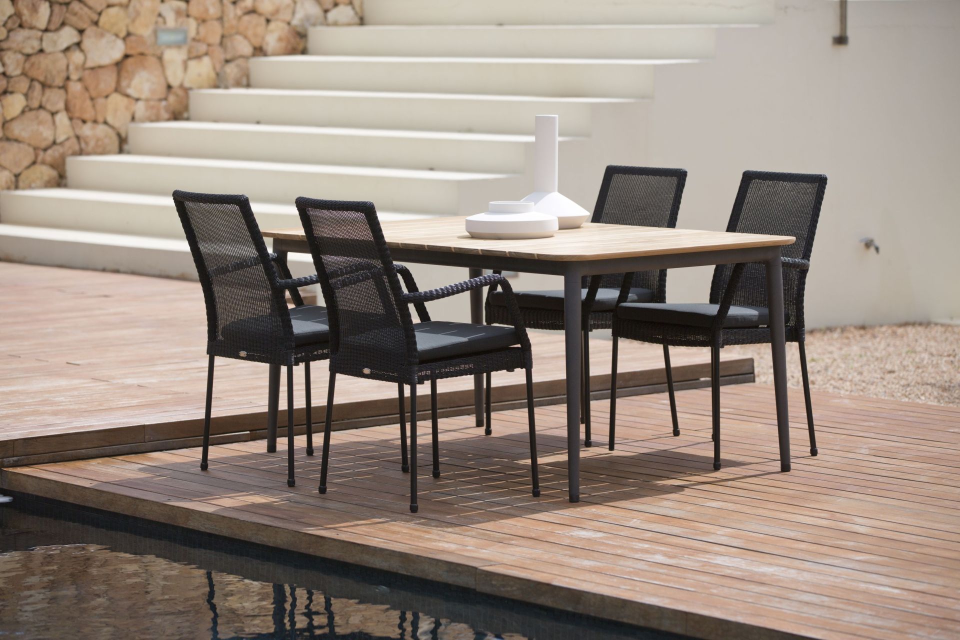 Core Outdoor Chaise AirTouch avec accoudoirs Taupe Cane-Line
