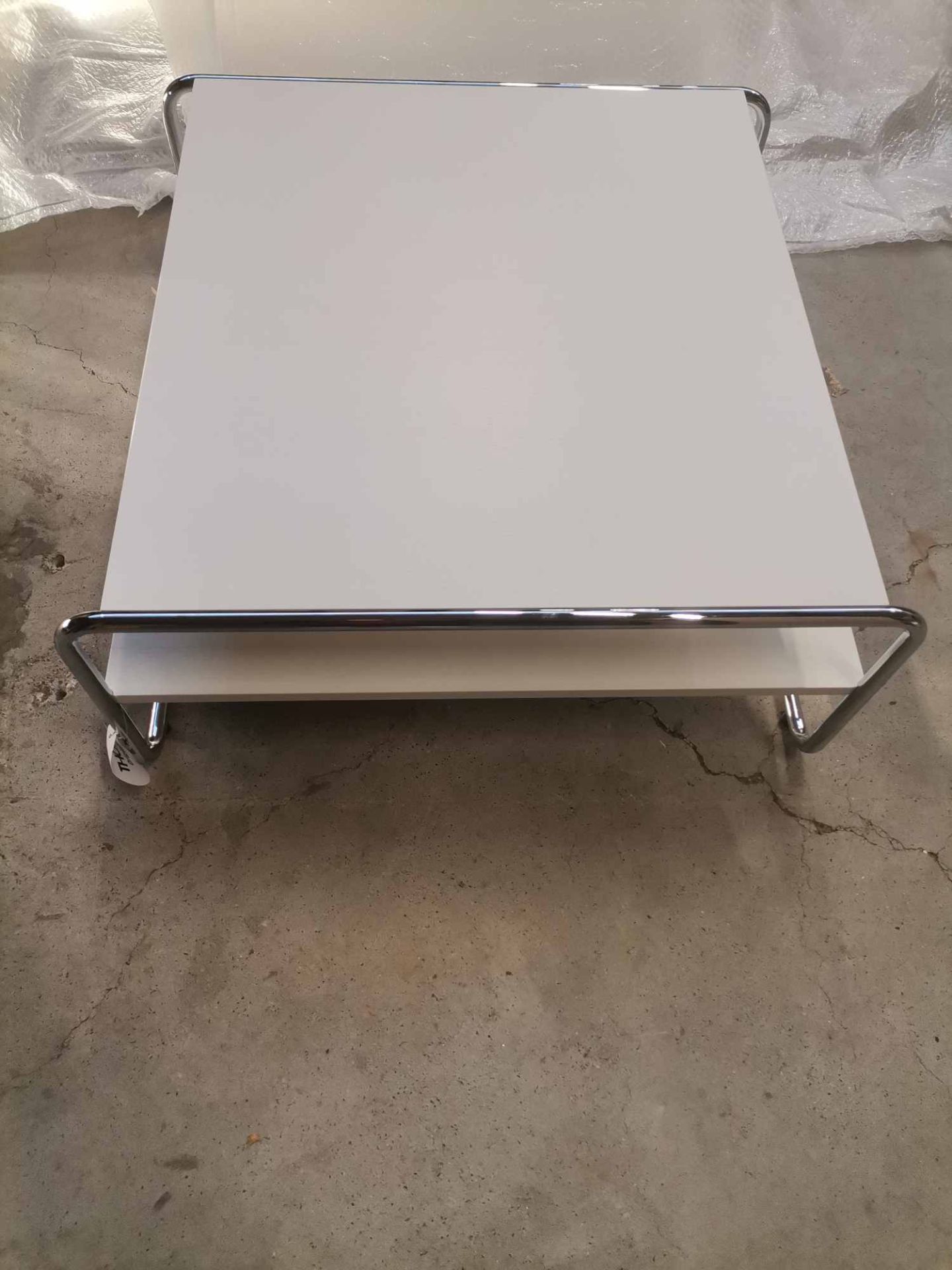 B 20 A/1 Tables basses CHROME / FENRE OUVERTURE PEINTURE RAL 9010 Thonet OBJECTS IMPARFAITS