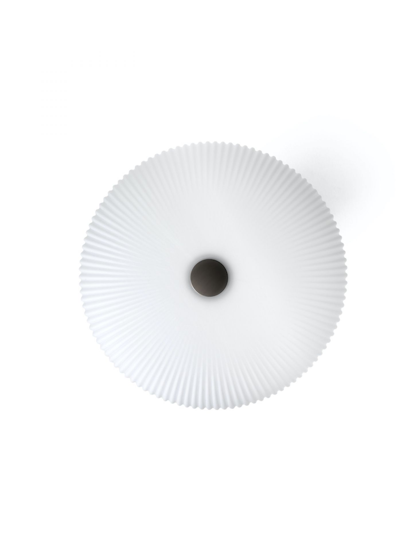 Ansicht von oben: Weiße Vipp Tischlampe groß mit geriffeltem Lampenschirm und dunklem Knopf.