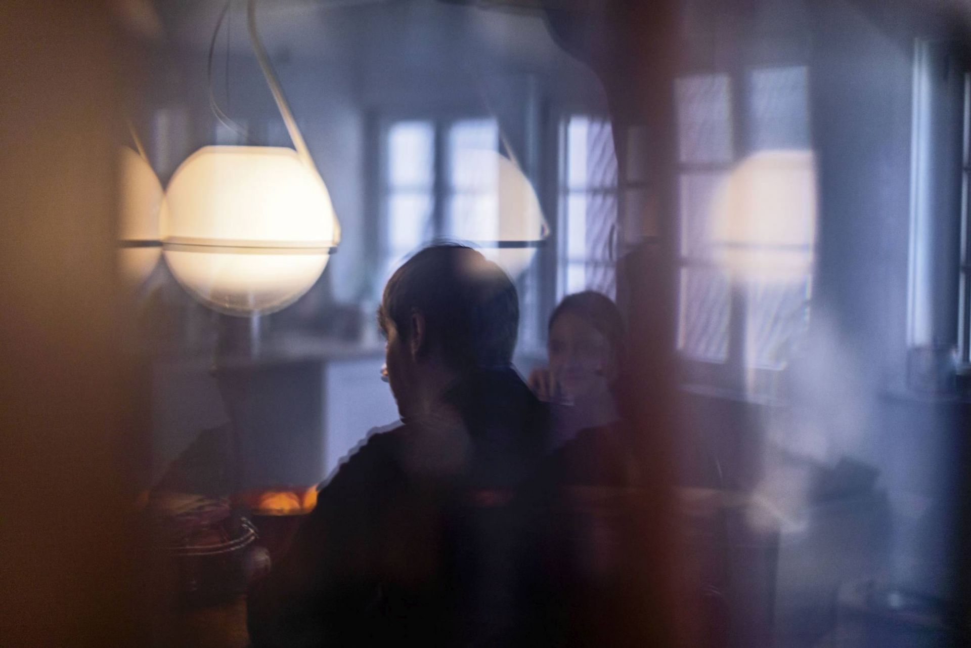 Nahaufnahme der Tonda Piccola Pendelleuchte von Foscarini, eine moderne, kugelförmige Hängelampe für stilvolle Innenräume.