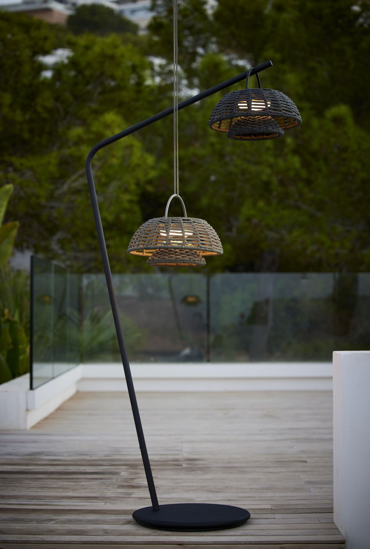 Illusion Outdoor Lampe solaire à LED avec support Cane-Line