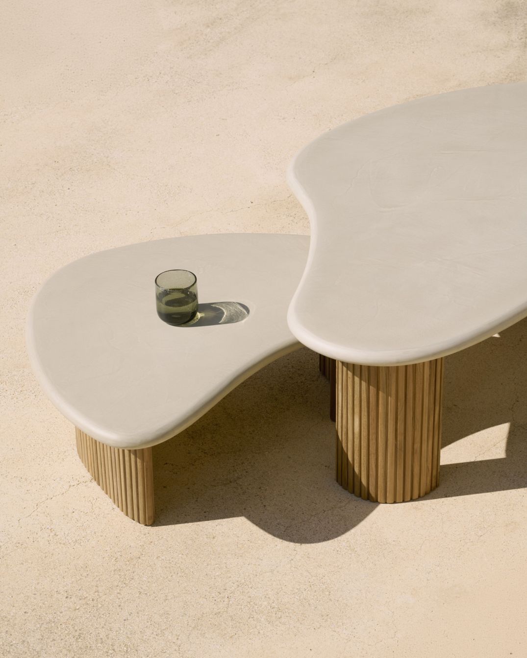 Boomerang Table basse d'extérieur béton/teck Ethnicraft