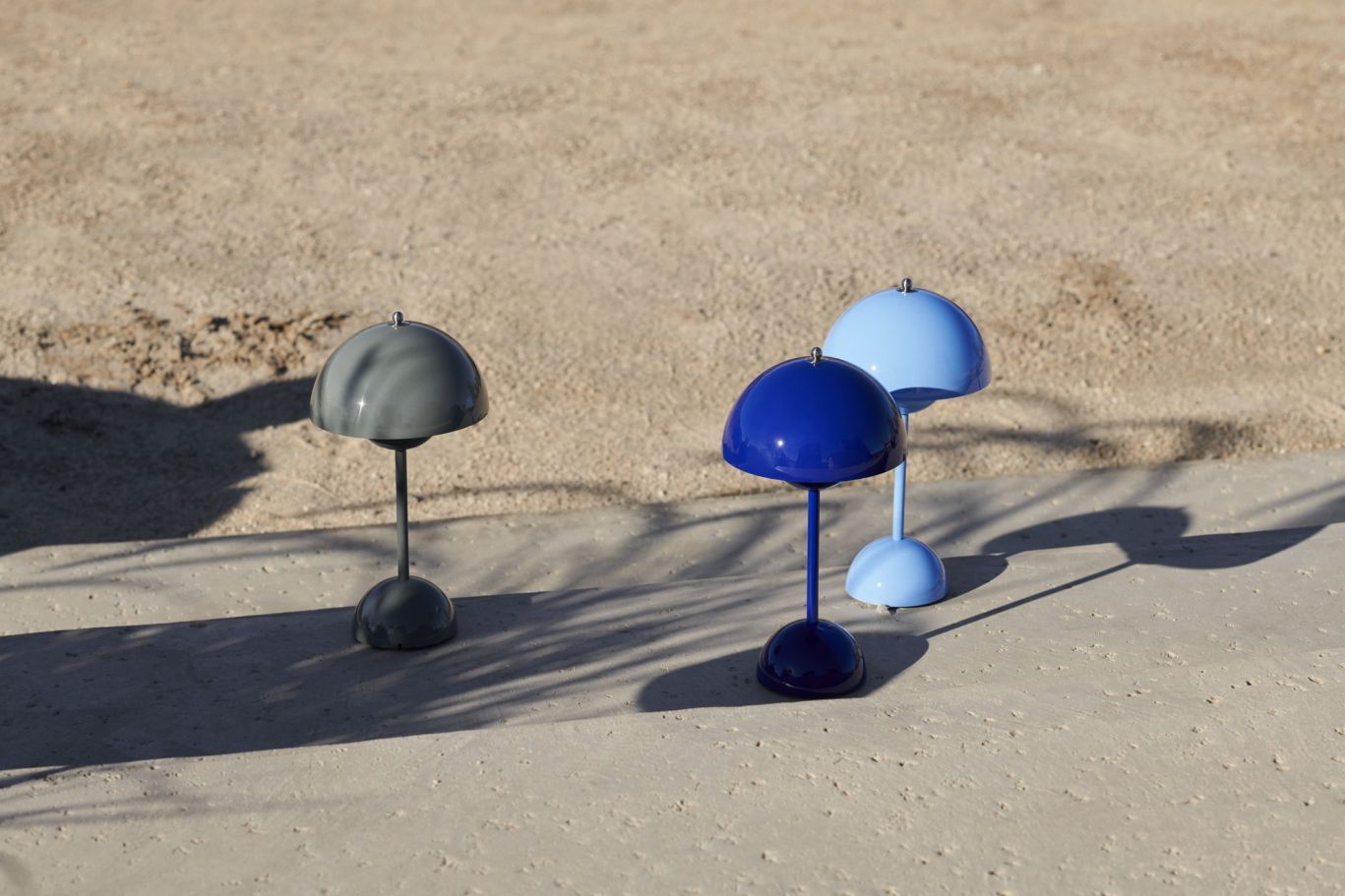 Flowerpot VP9 Portable Lampe à batterie / Lampe de table avec USB AndTradition Bleu cobalt