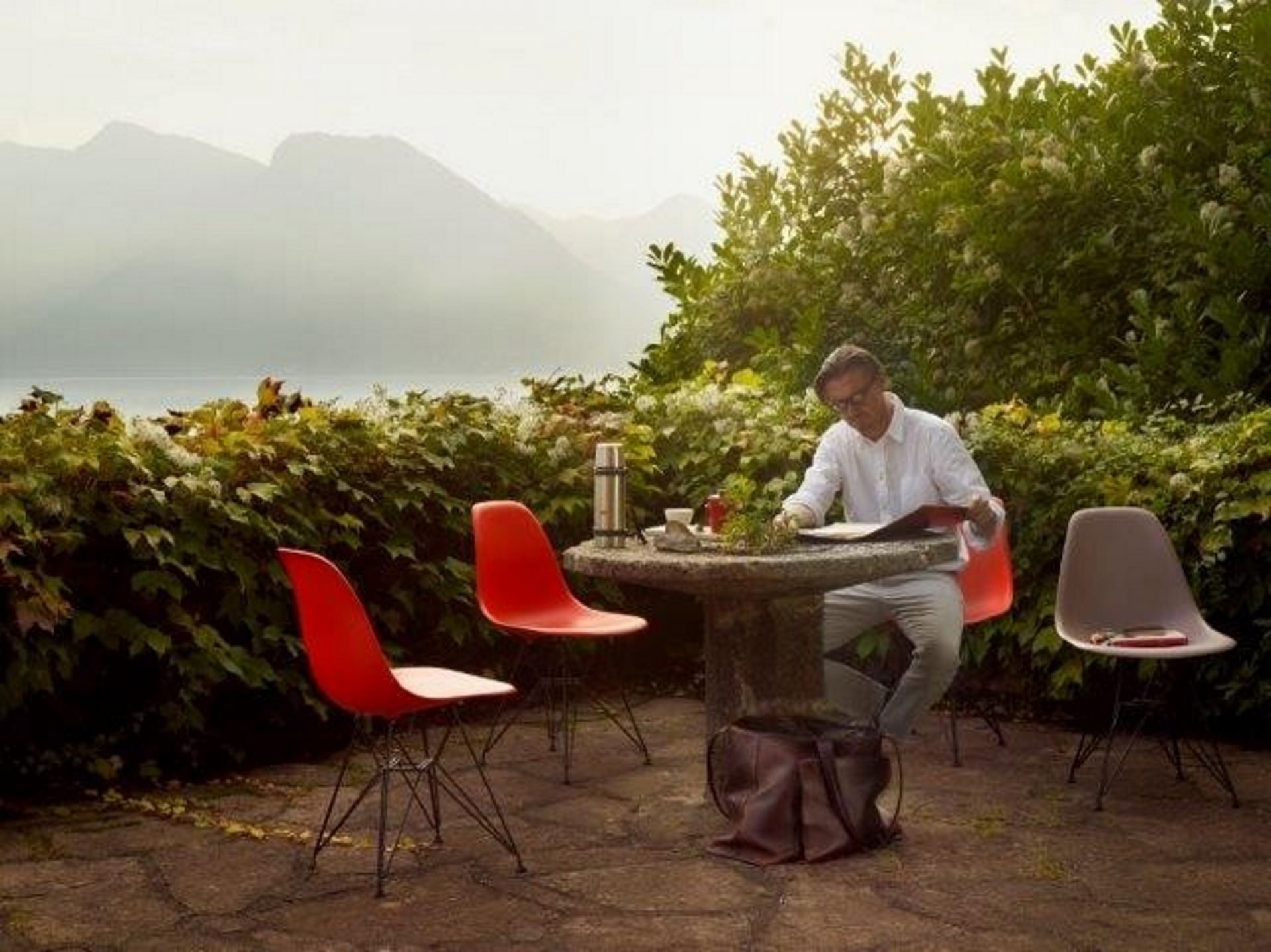 Eames Plastic Side Chair DSR Stuhl Vitra-Classic rot-Basic dark Eames Plastic Side Chair DSR Stuhl Vitra-Classic rot-Basic dark