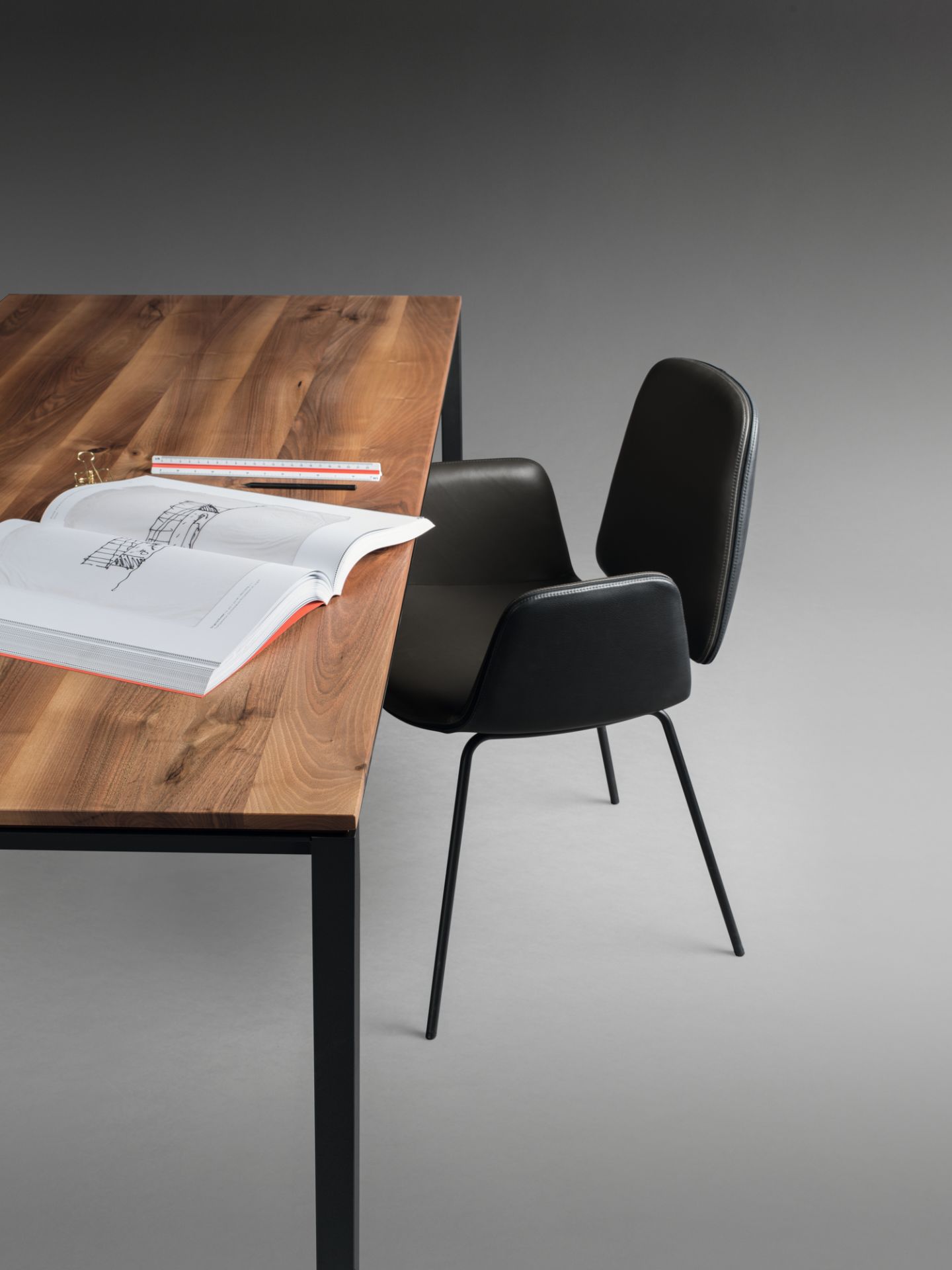 S 600 table noyer Janua