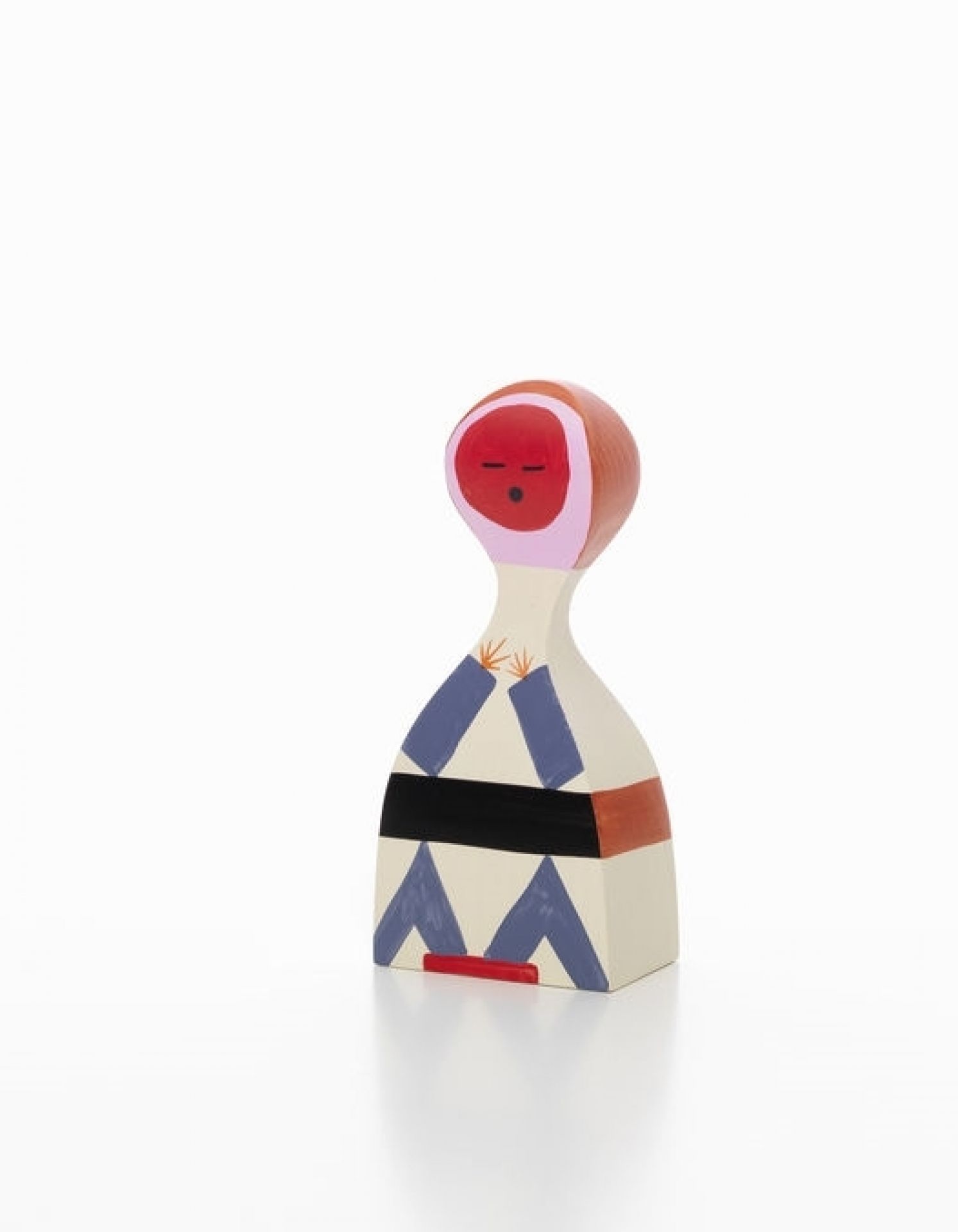 Vitra Wooden Doll No. 18, dekorative Holzfigur mit abstrakten Mustern und rotem Kopf.
