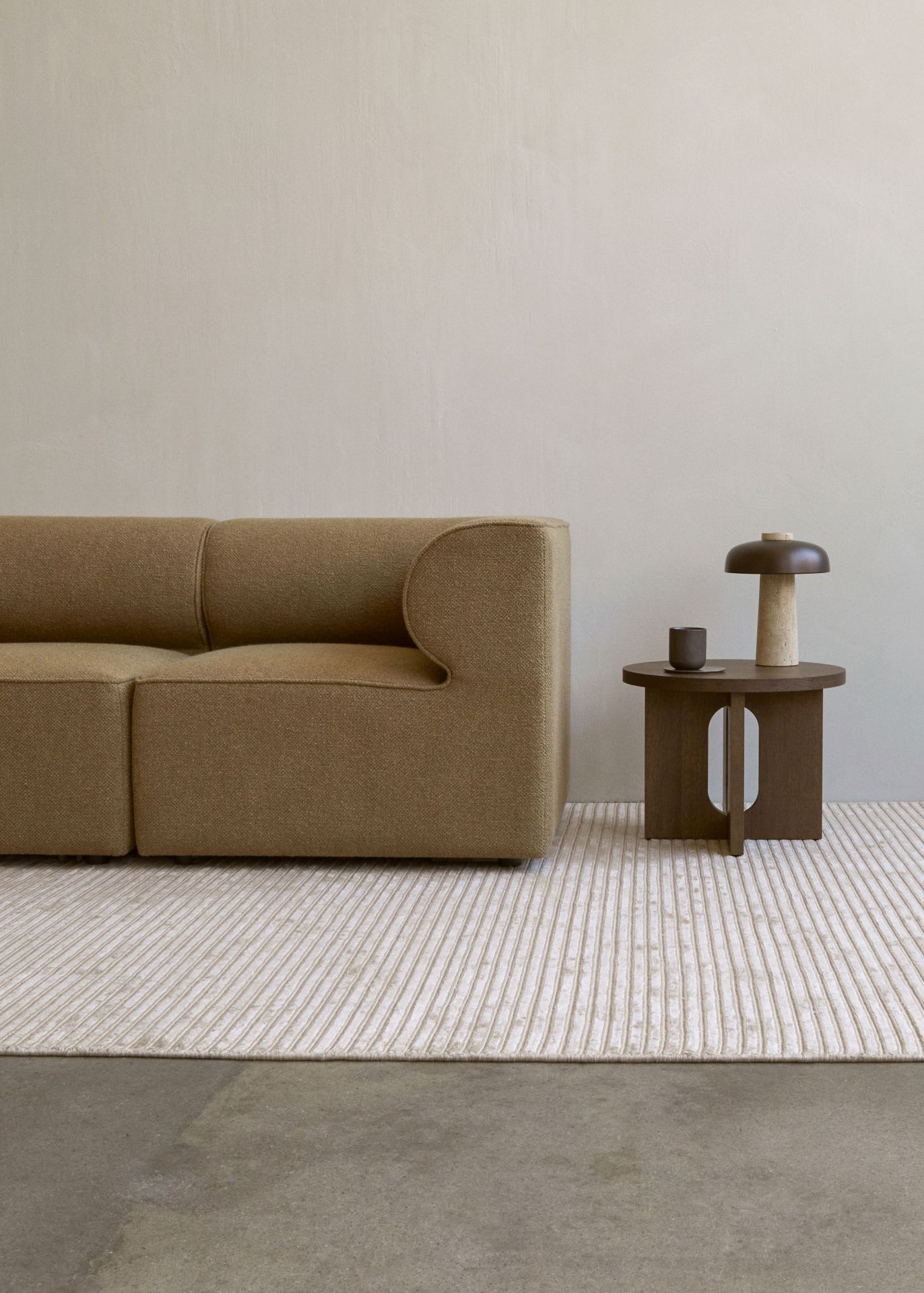 Androgyne table d'appoint Ø50 cm Pied en chêne teinté foncé / Plateau en chêne teinté foncé Audo